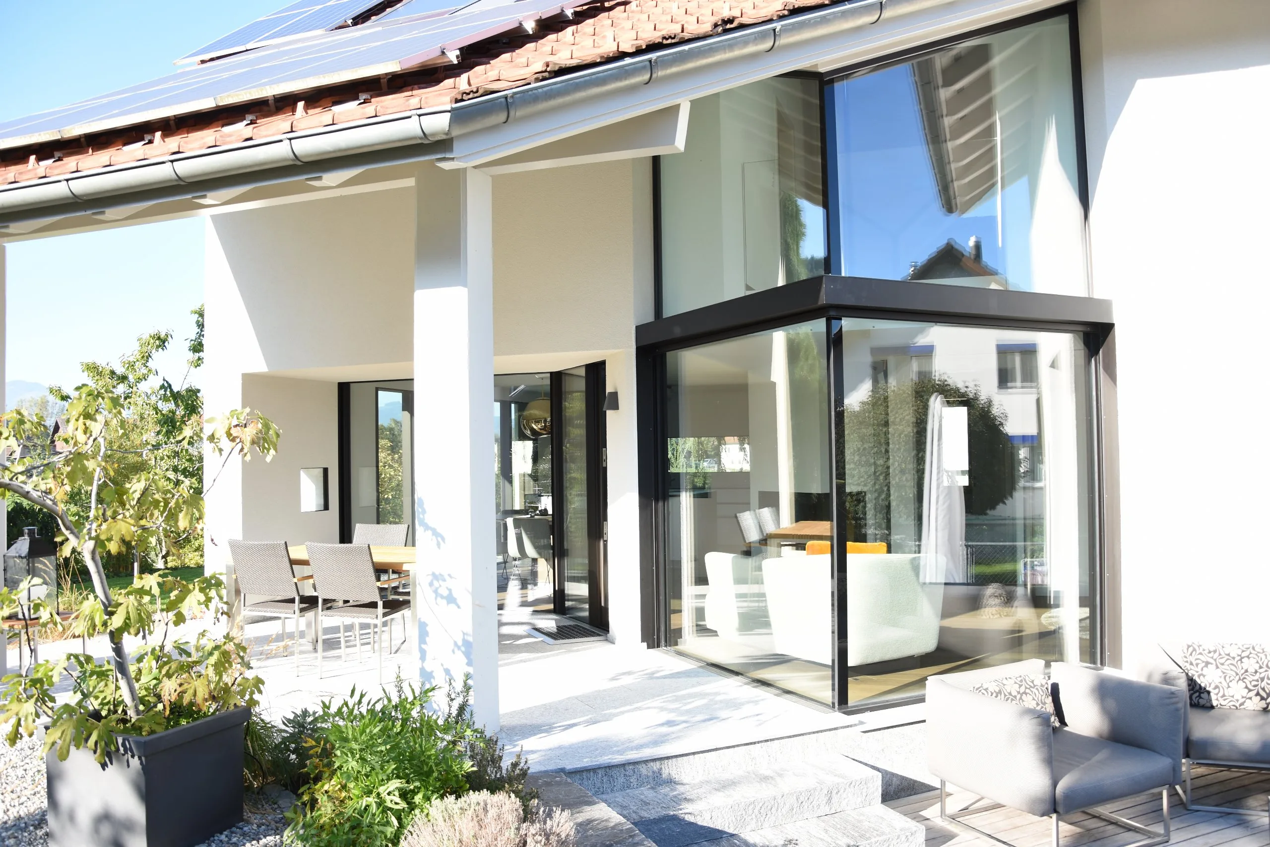 Blick auf den renovierten Erker der dank der rahmenlosen Festverglasung offen wirkt und Helligkeit ins Haus bringt.