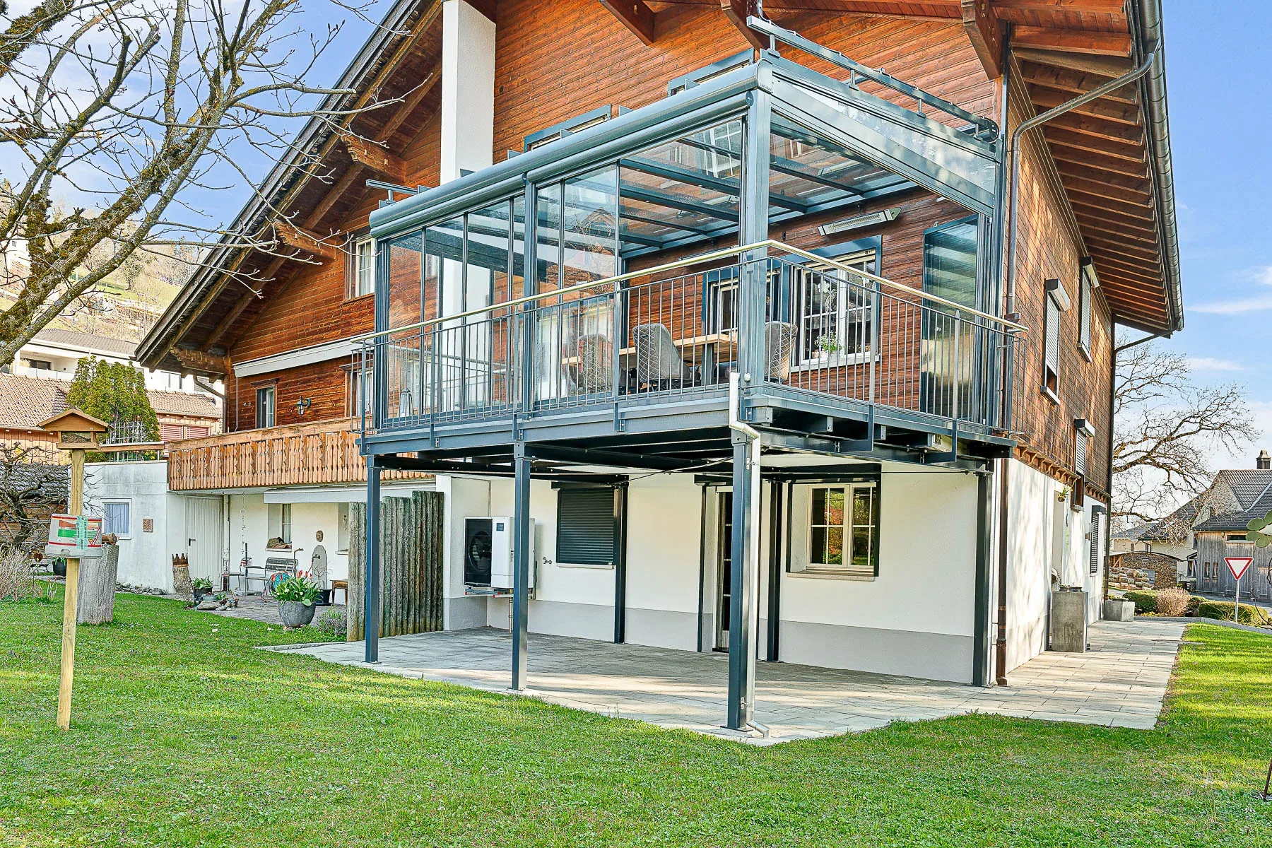 Verglaster Balkon mit geschlossenen Ganzgals Schiebe-Dreh- E.lementen, nachher