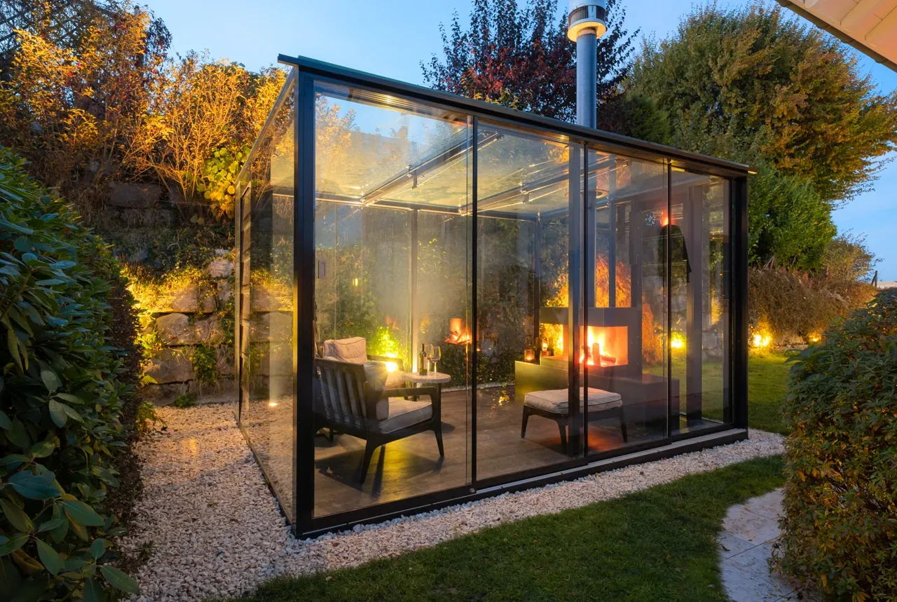 Beleuchtete Outdoor Cigar Lounge bei Nacht von Aussen