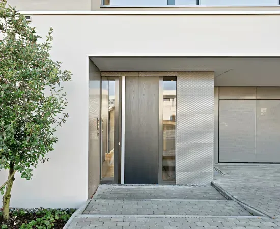 Moderne Eingangstüre bei Neubau EFH