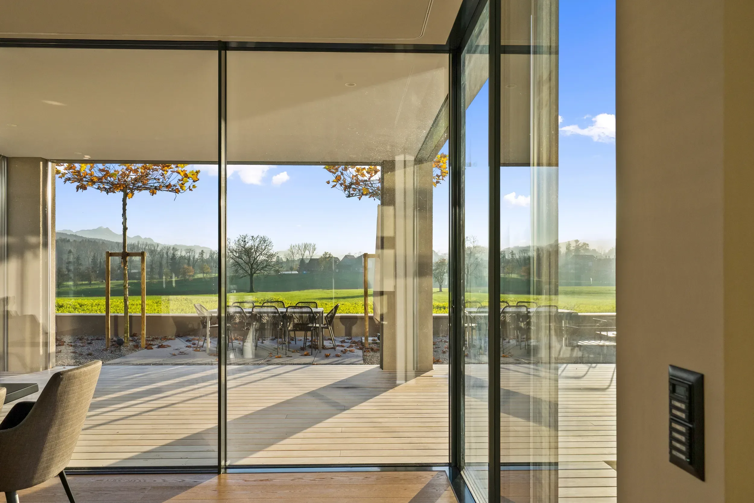 Skyframe mit Gartenaussicht