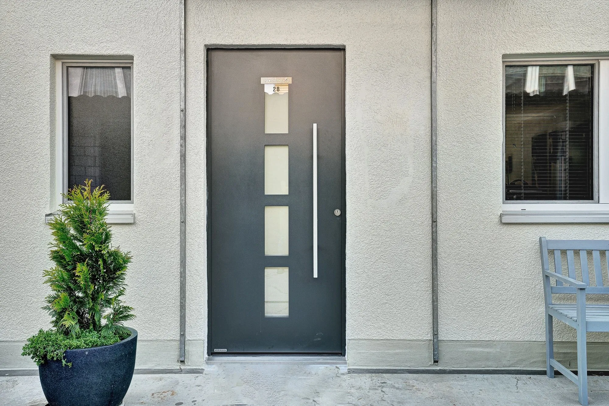 Aluminium Haustüre in anthrazit mit 4 rechteckige, satinierten Gläser 