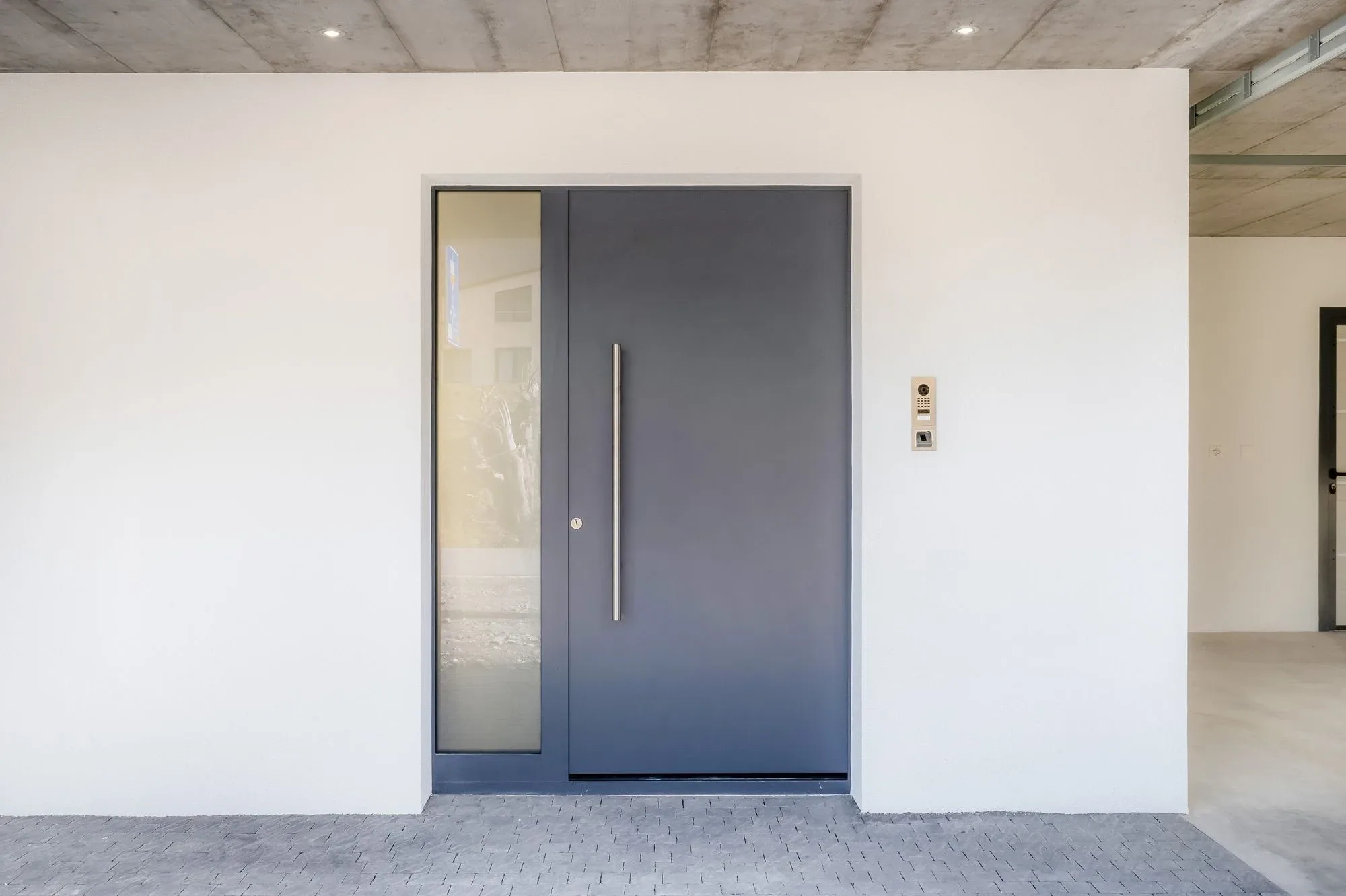 Aluminium Haustüre in schiefergrau, mit einseitige Fixverglasung in Satinato