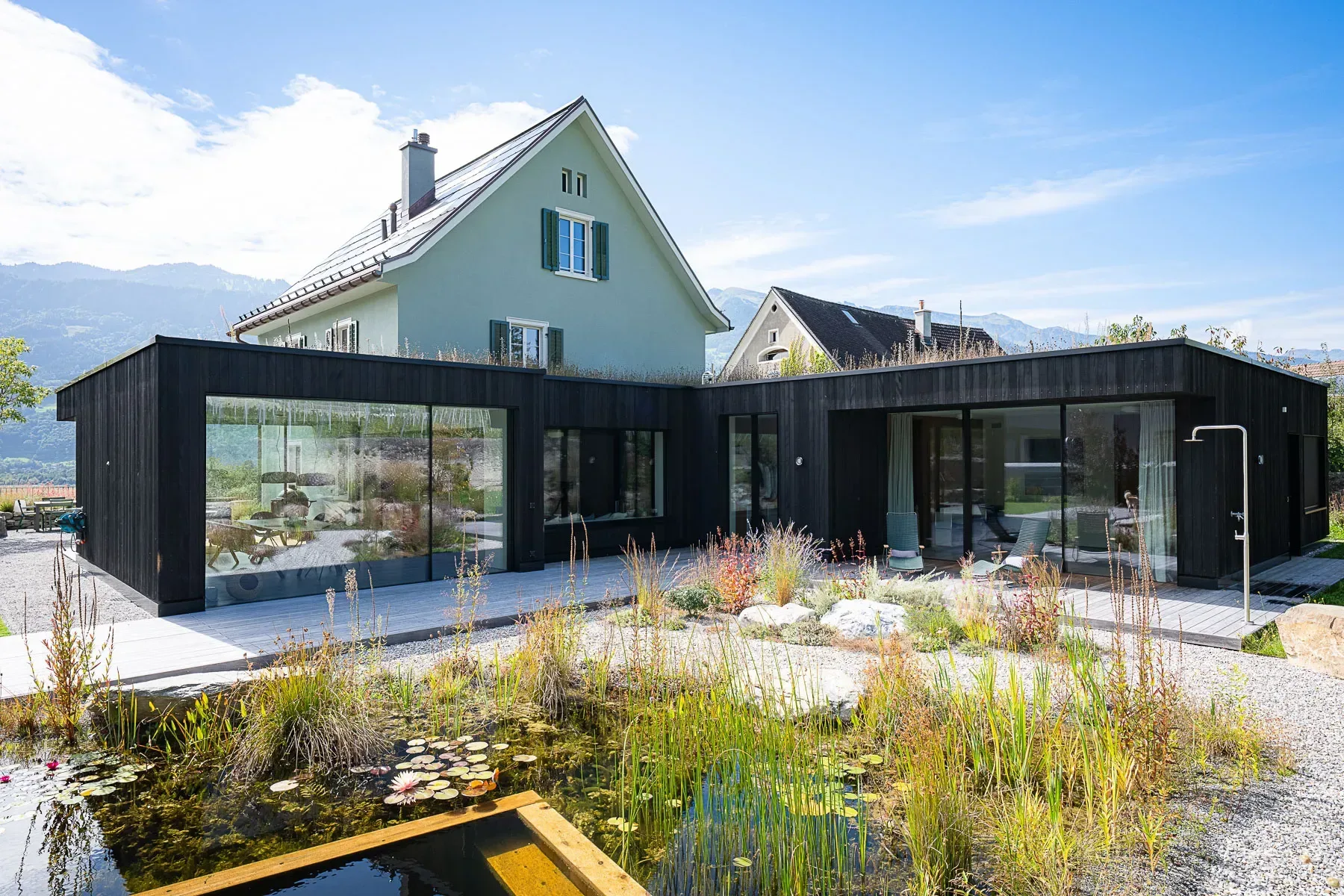 Anbau mit Sky-Frame-Verglasung und Naturteich — Renovation Einfamilienhaus Maienfeld