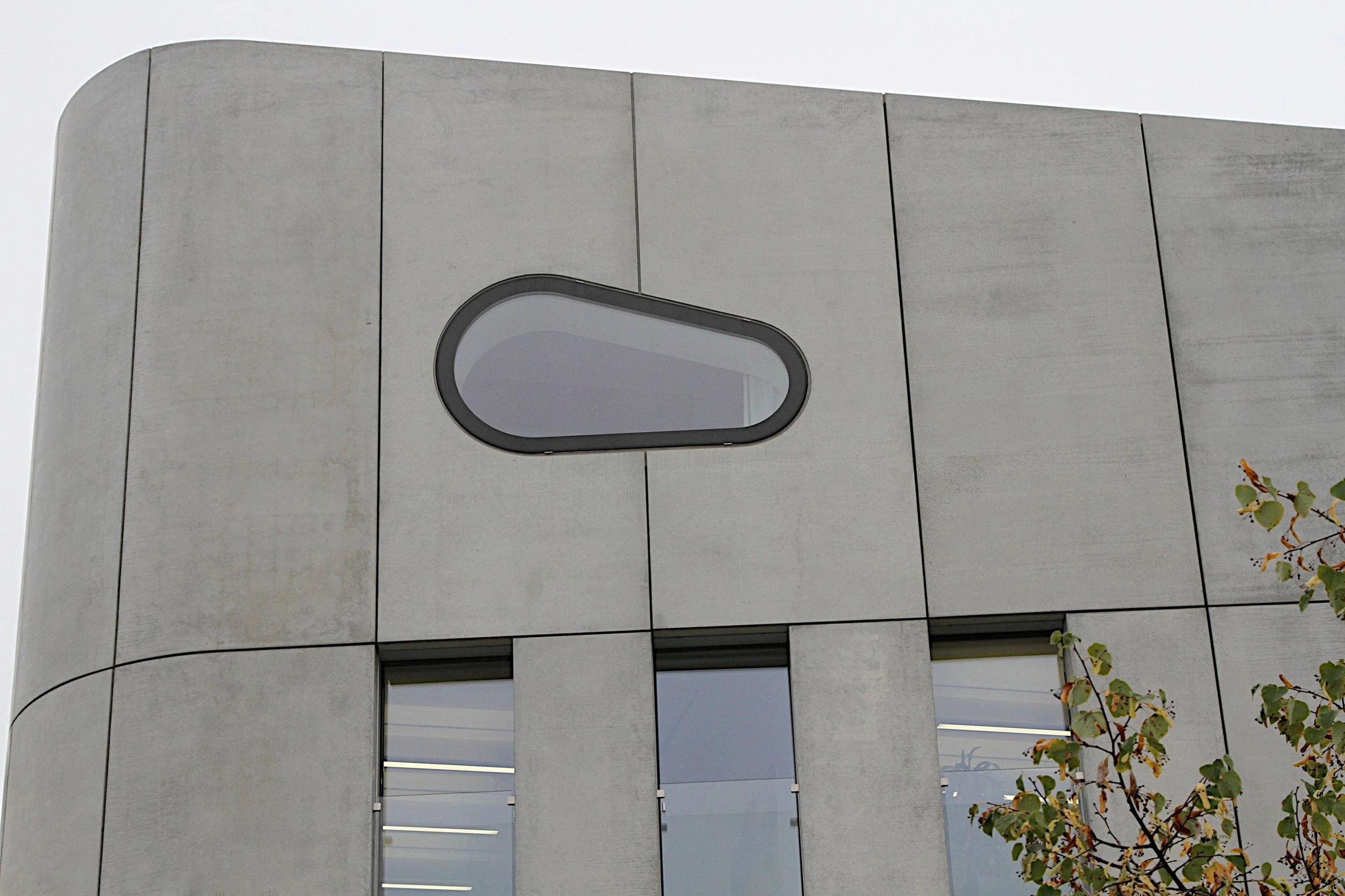 Aussenansicht eines Fensters als Fixverglasung in spezieller ovalen Form, bündig zur Fassade