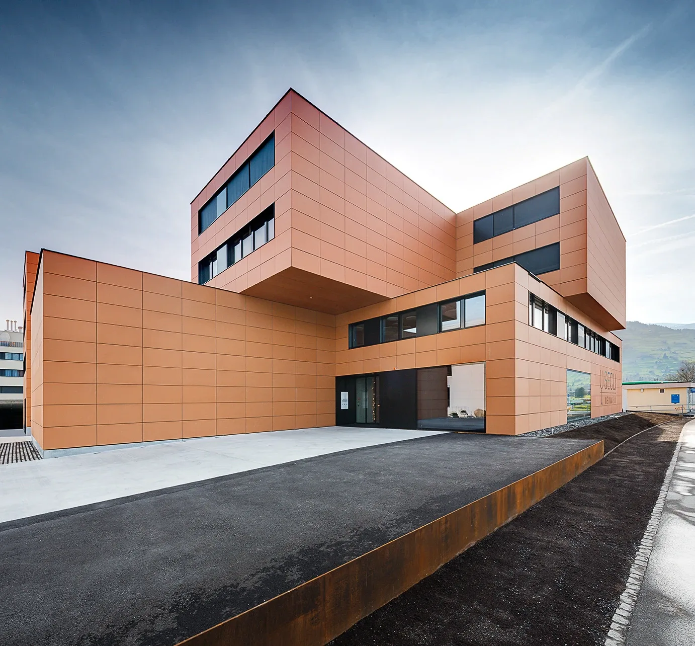 Aussenansicht Weinwelt Secli Buchs mit kupferfarbener Fassade