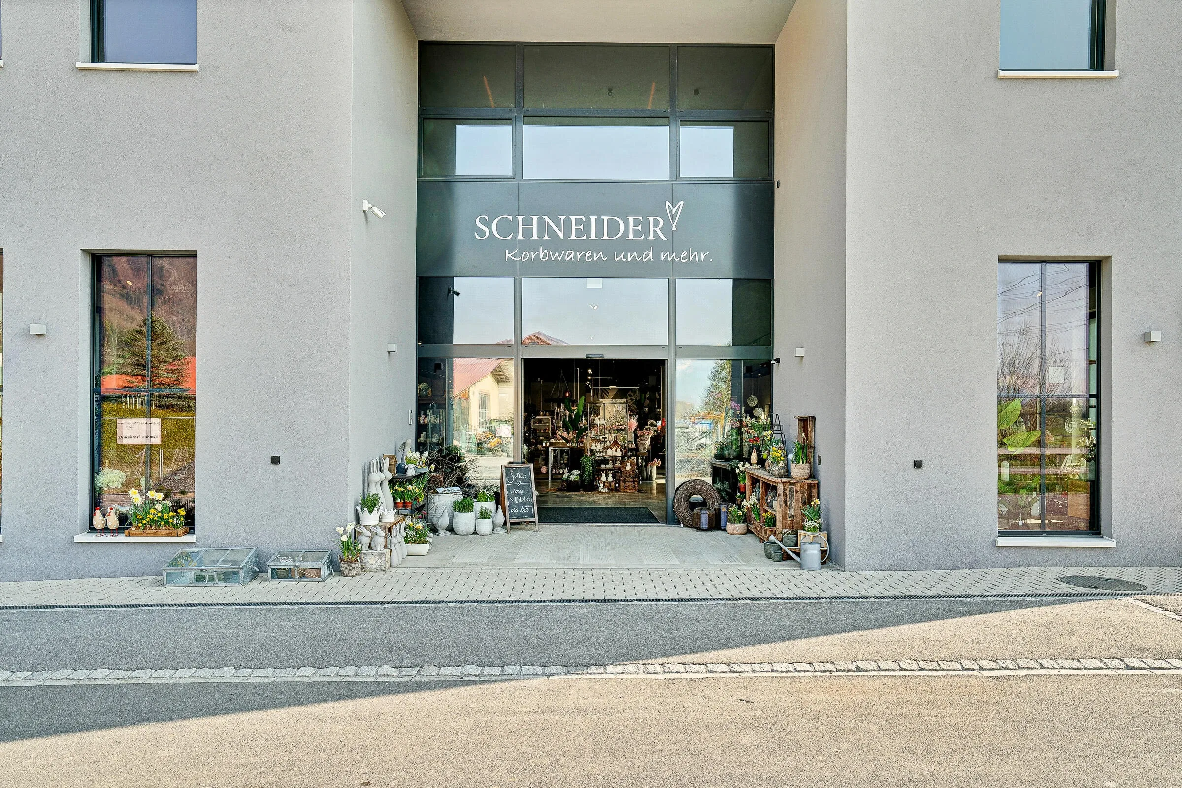 Aussenansicht SCHNEIDER Korbwaren Eingangsfront mit Schueco-Aluminium-Verglasung und Schaufenstern
