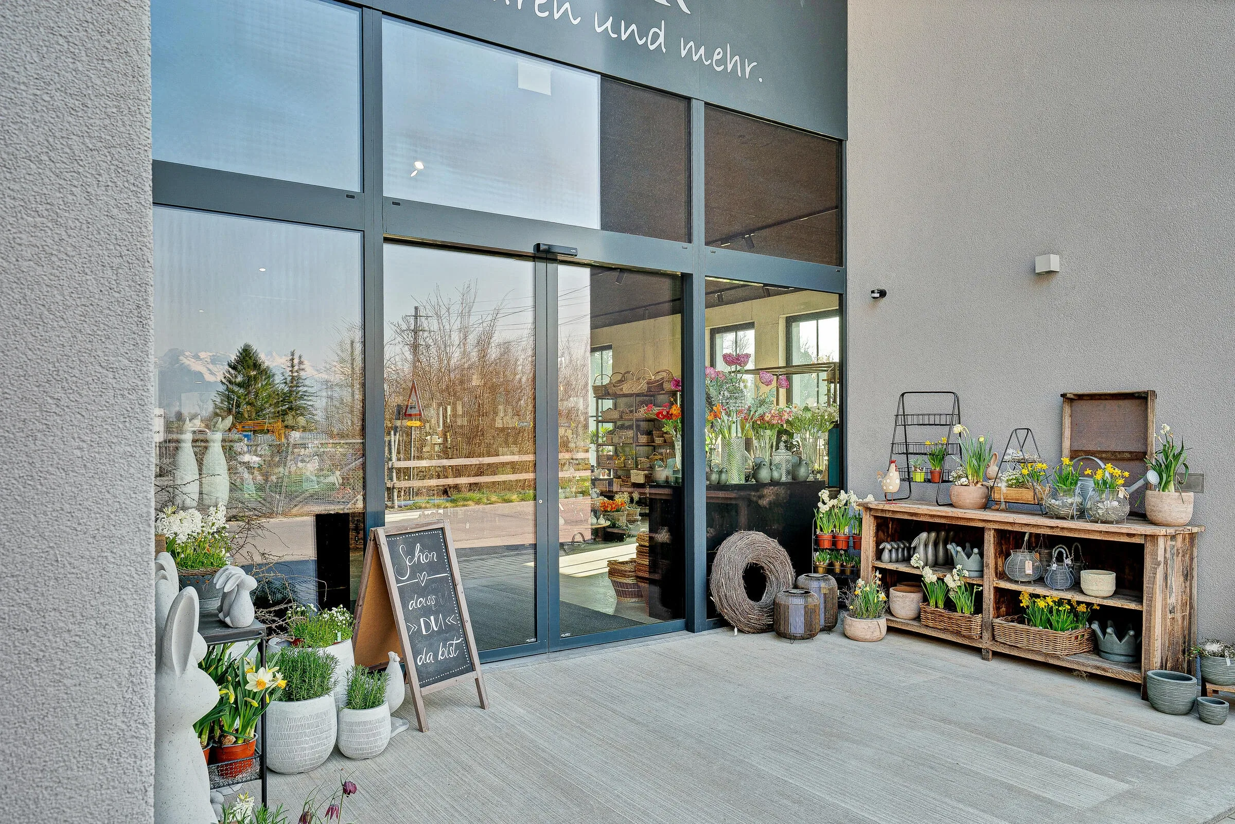 Innenansicht Verkaufsbereich mit Aluminium-Glaseingangstuer und Holzregalen