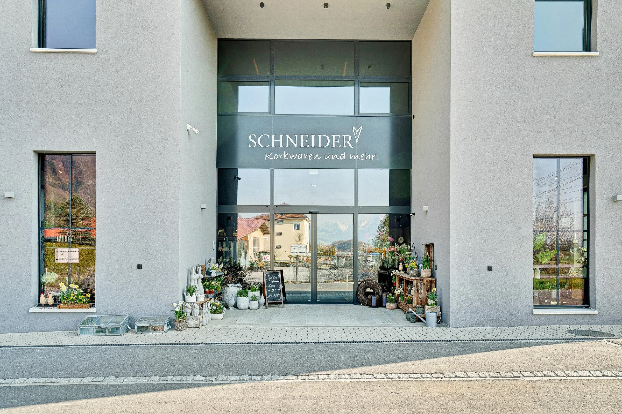Frontale Fassadenansicht Gebaede Bahnhofstrasse 5 mit Schueco-Eingangsverglasung