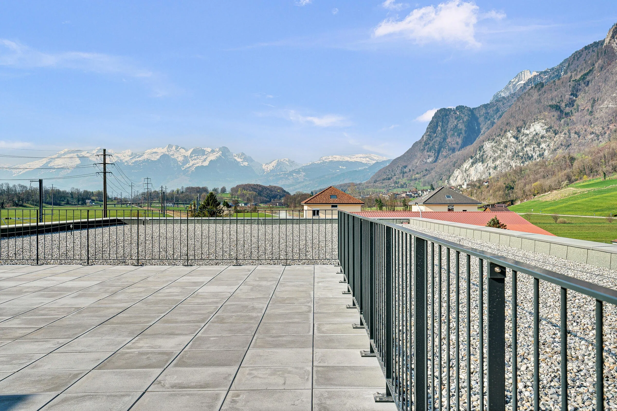 Panorama-Dachterrasse mit horizontalem Metallgelaender und Alpstein-Bergblick