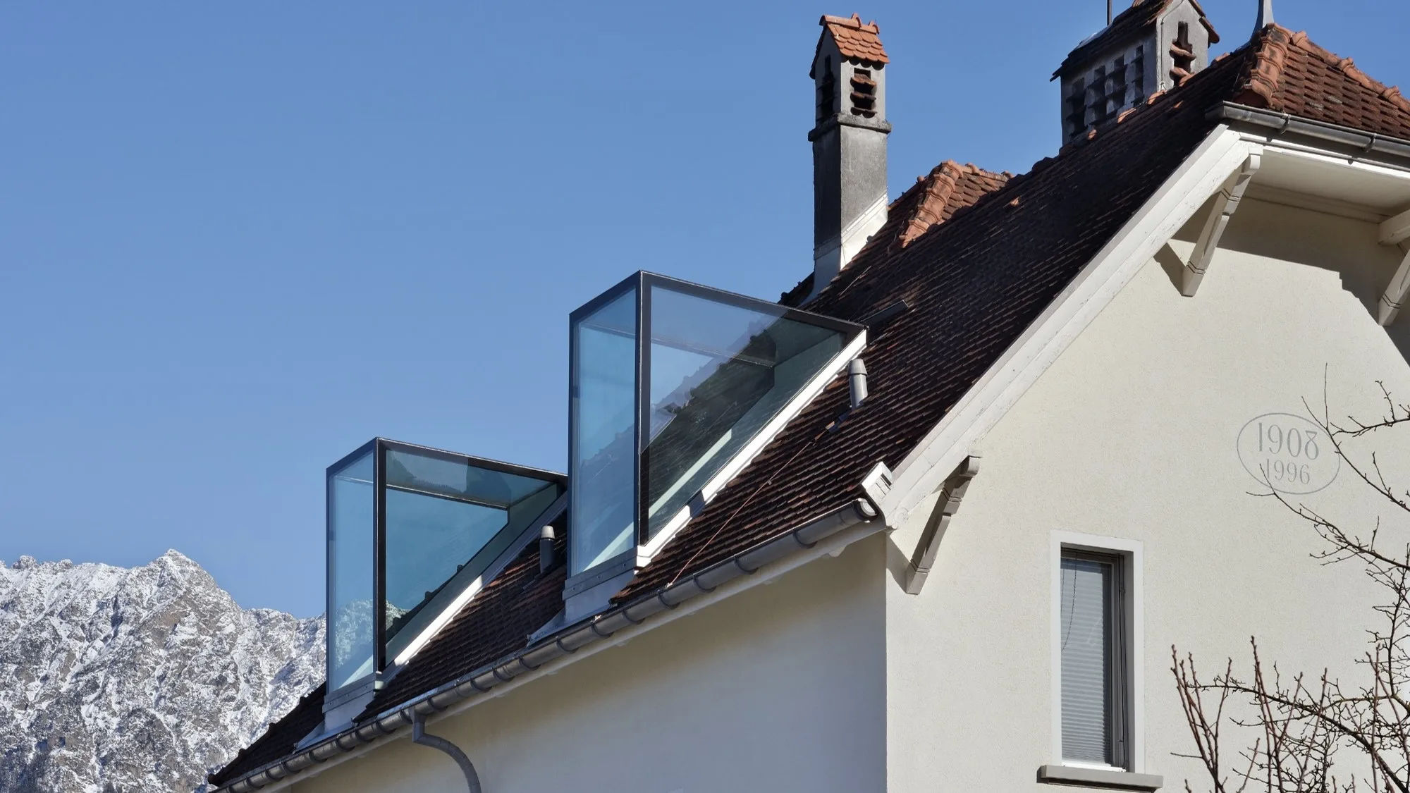 Blick auf die neuen Ganzglas Dachgauben für mehr Lilcht unter dem Dach