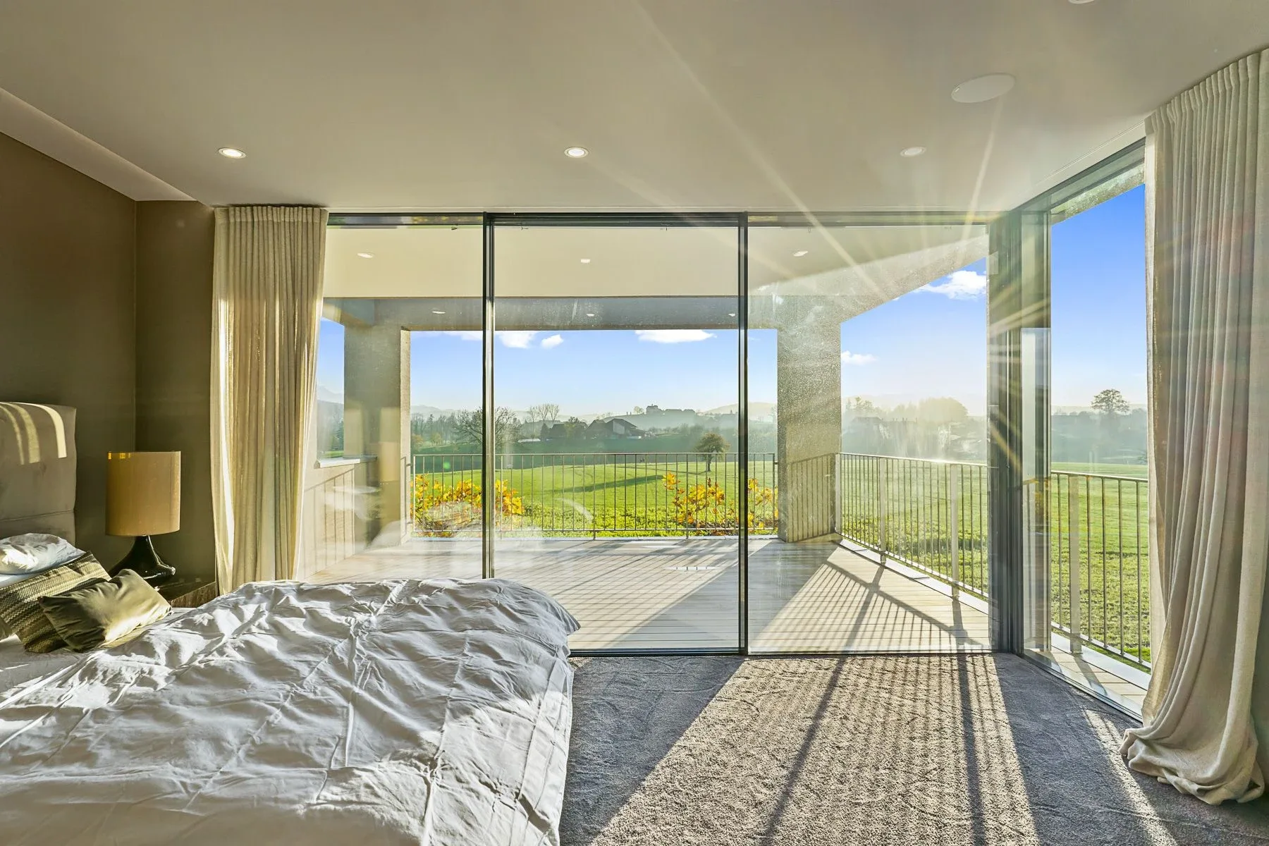 Blick auf dem Schlafzimmer durch das rahmen-und schwellenlose Schiebefenster von Sky-Frame