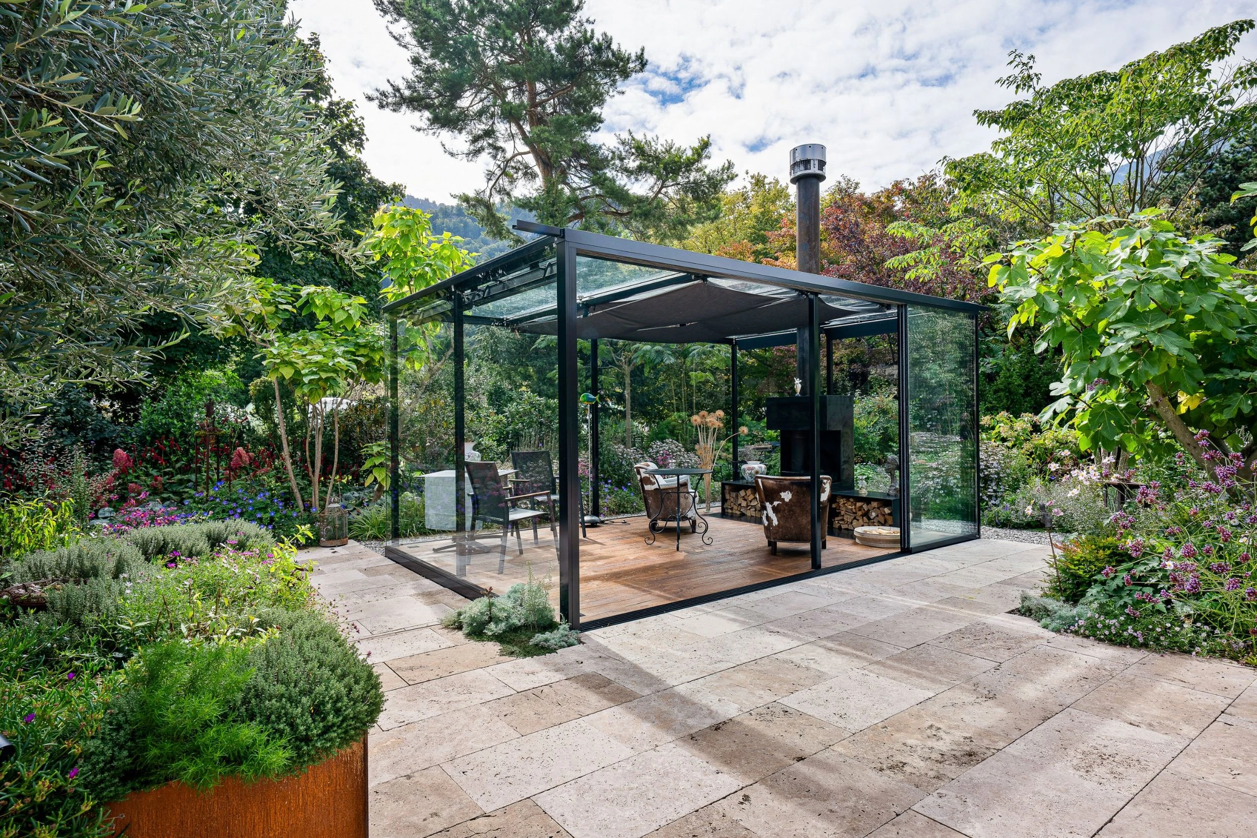 Blick auf eine Cigar Lounge in einem wunderschönen Garten
