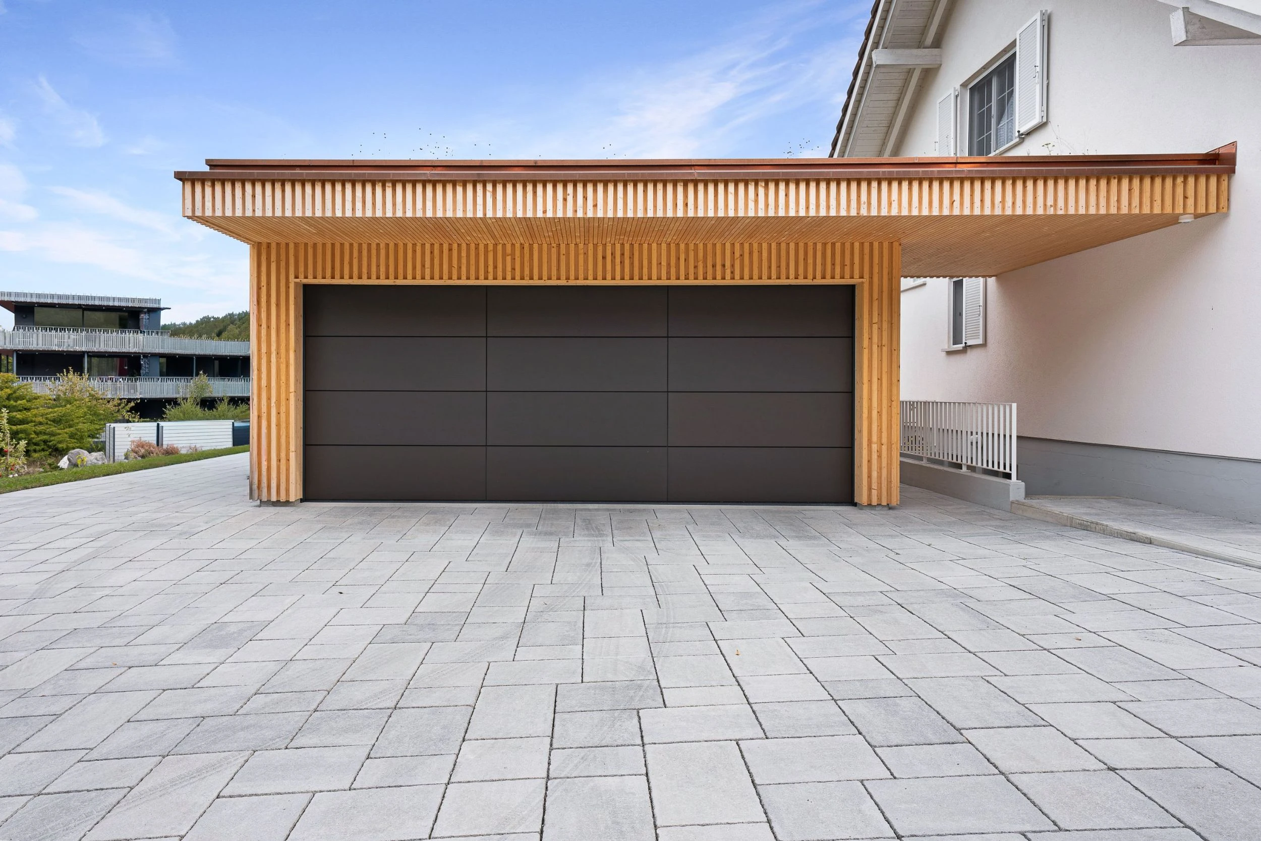 Blick auf einen Garagenanbau, das Torblat in L-Sike iin anthrazit