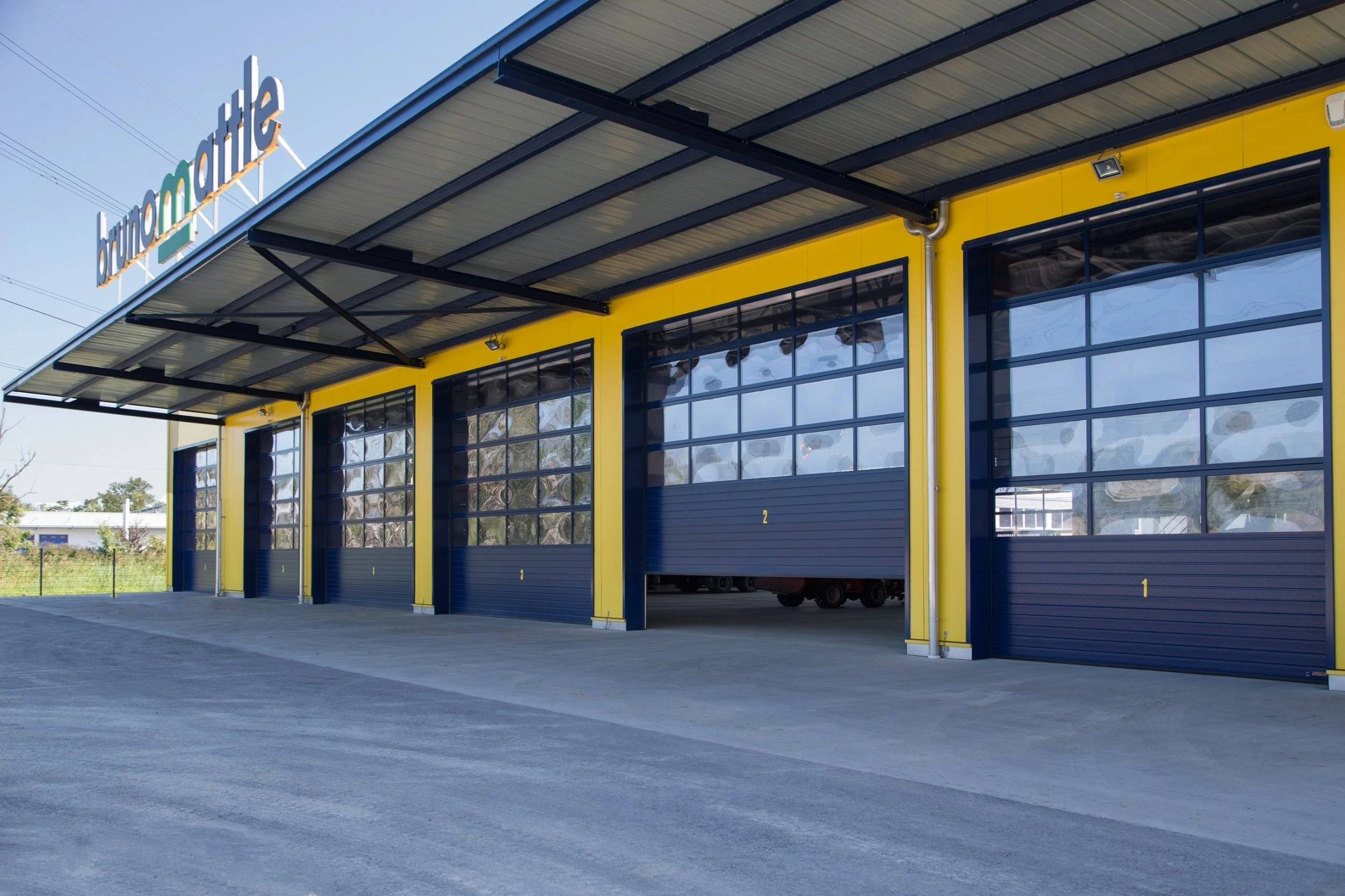 Blick auf Industriesektionaltore mit intgrierten Fenster für mehr Licht im Gebäude