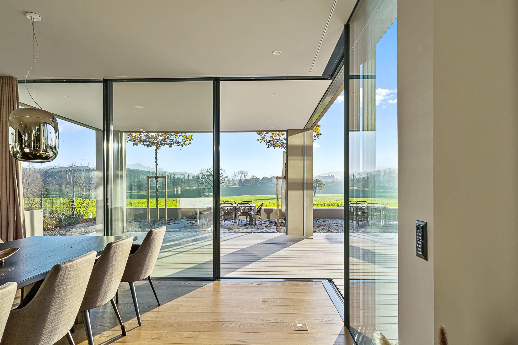 Blick aus dem Esszimmer in die Weite, Sky.-Frame verbindet das Innen mit dem Aussen