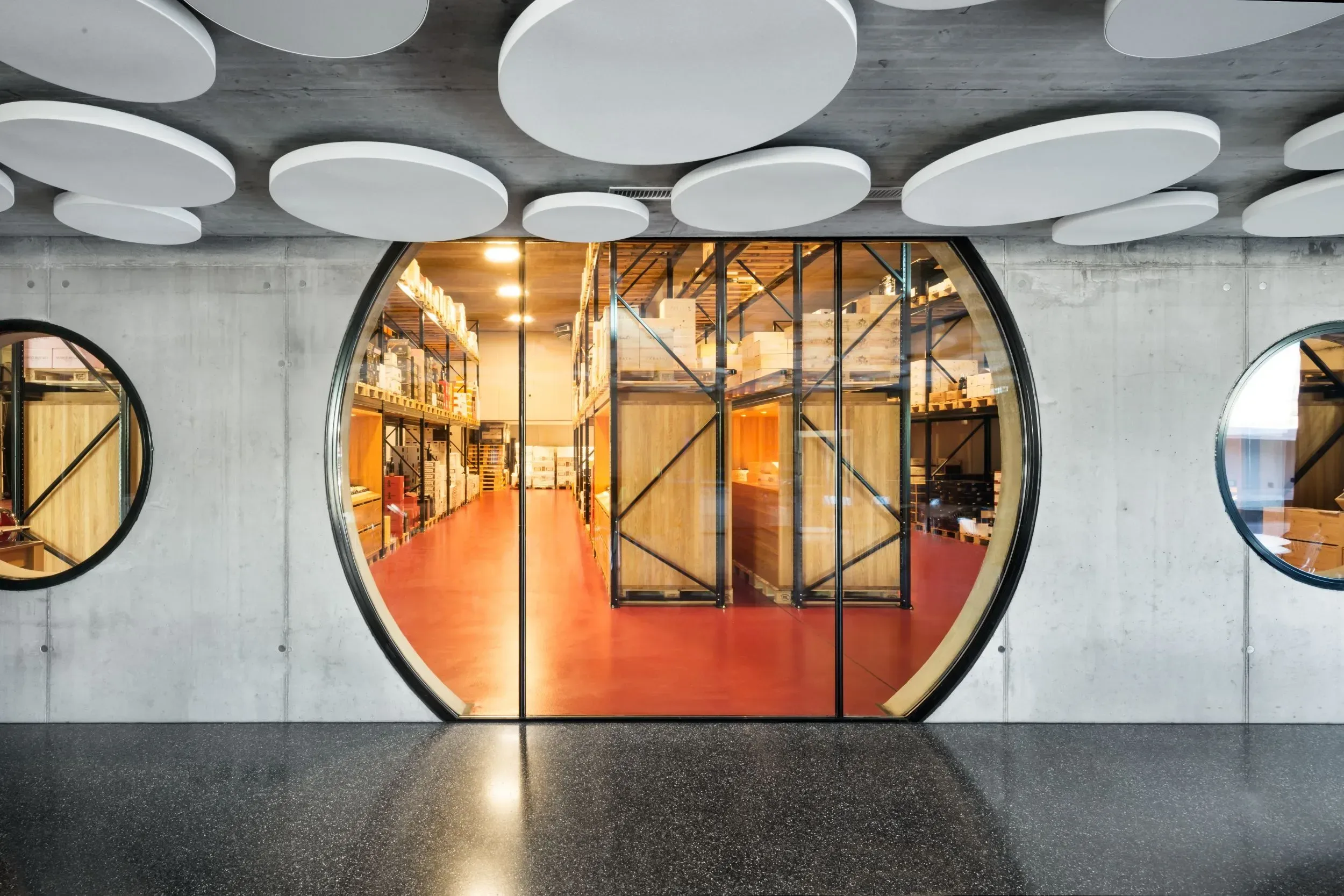 Blick durch die runde Brandschutzverglasung EI30 ins Lager 