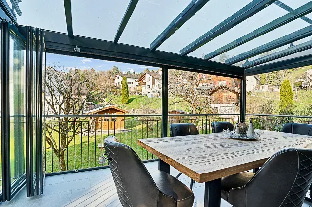 Blick in die Weite aus der Sitzplatzverglasung SL25R von Solarlux