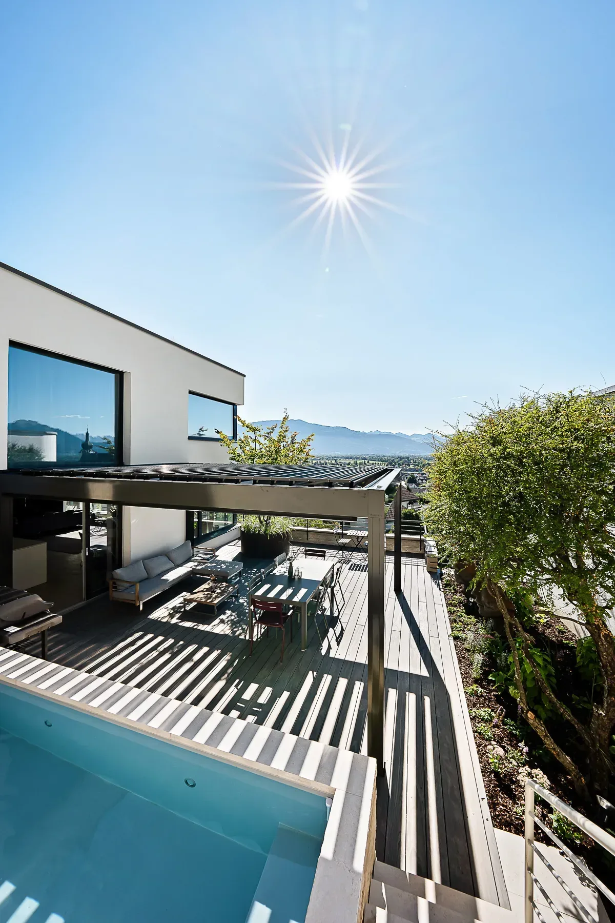 Blick über Camargue Pergola von Renson mit offenen Lamellen