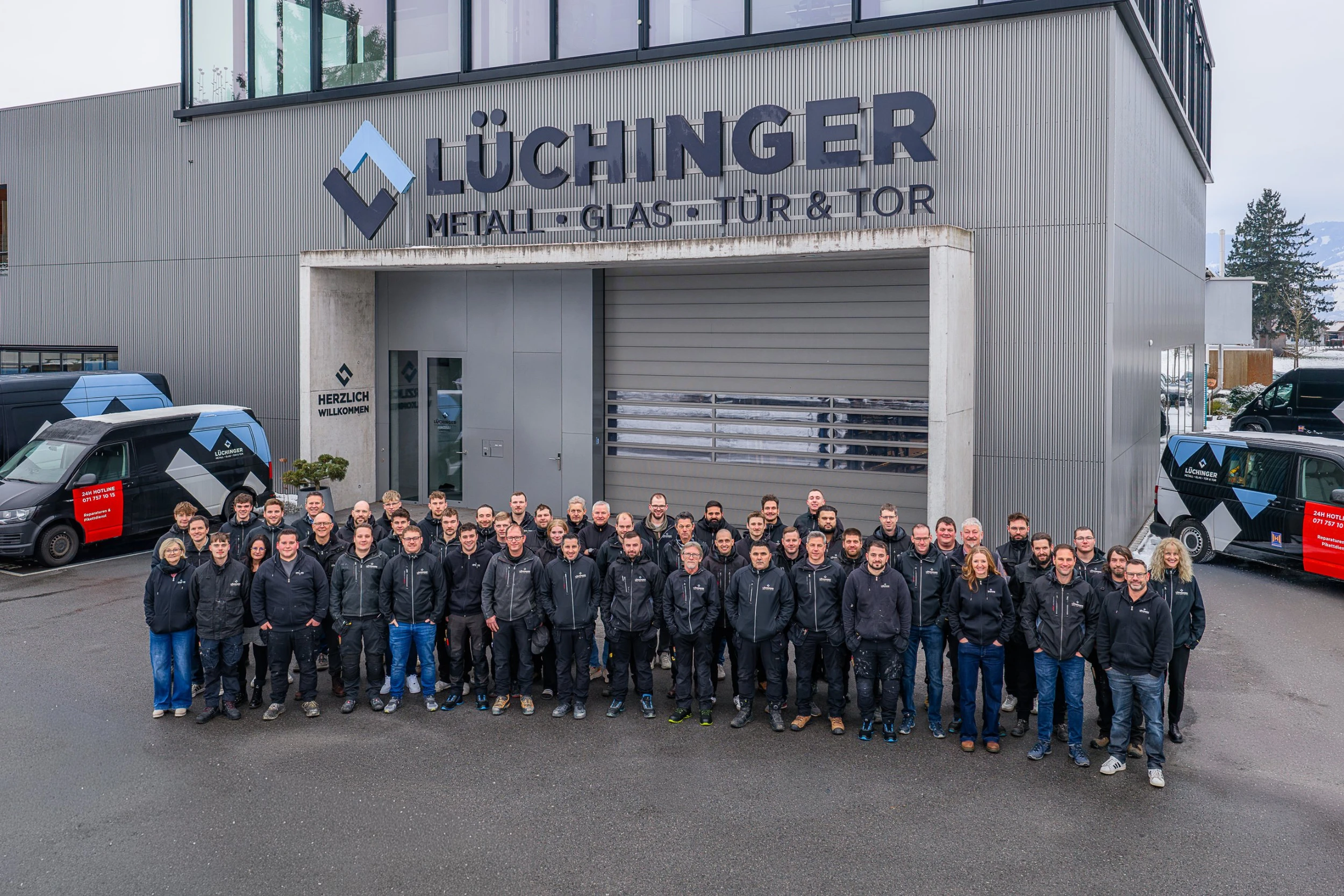 Das ganze Lüchingerteam vor dem Gebäude