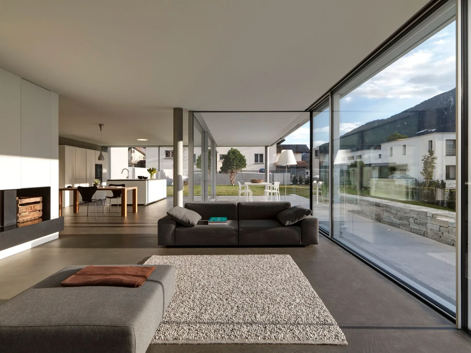 Das rahmenlose Schiebefenster von Sky-Frame bringt endlose Weite in den Wohnbereich