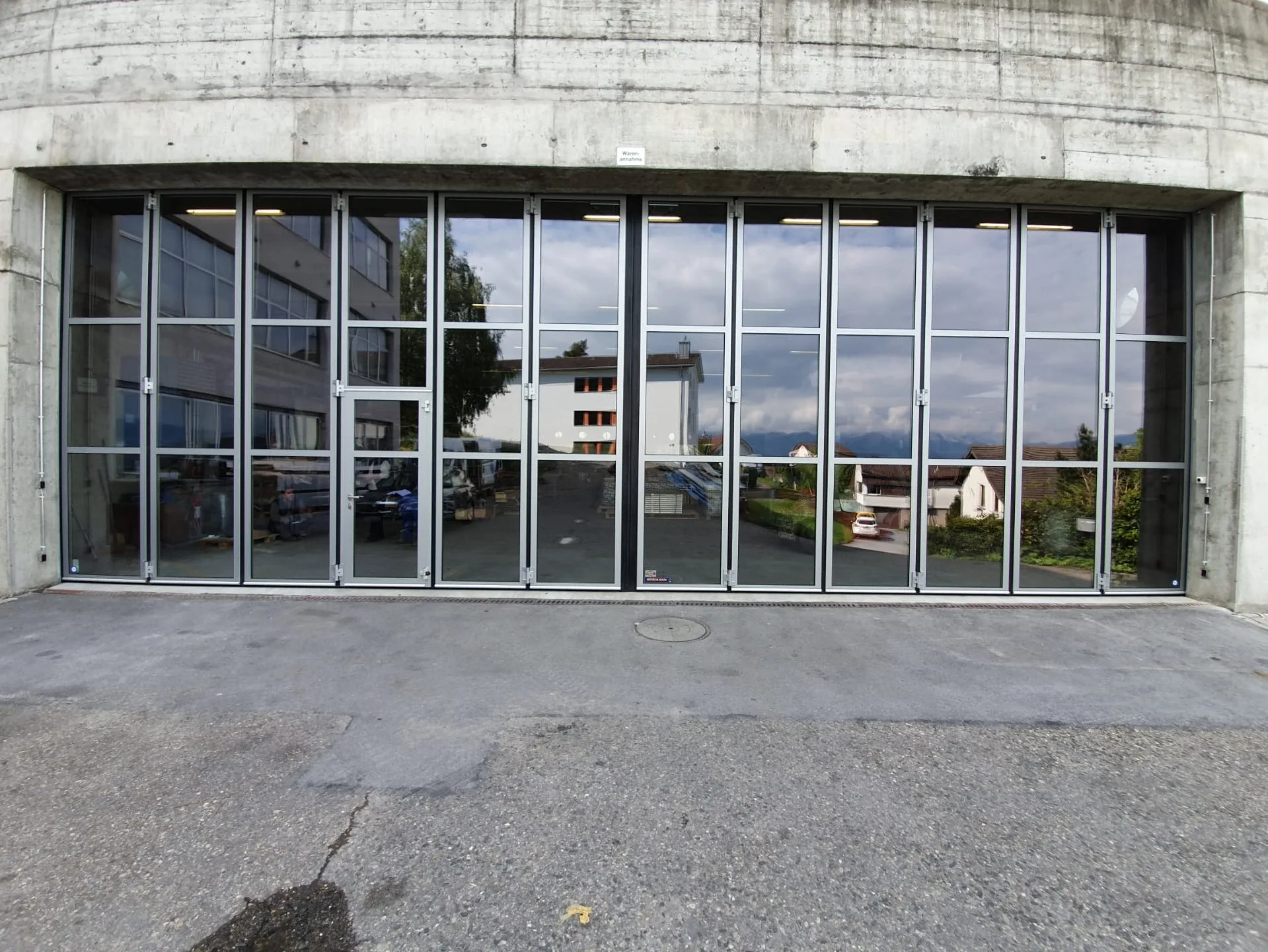 Aussenansicht eines Industriefalttor