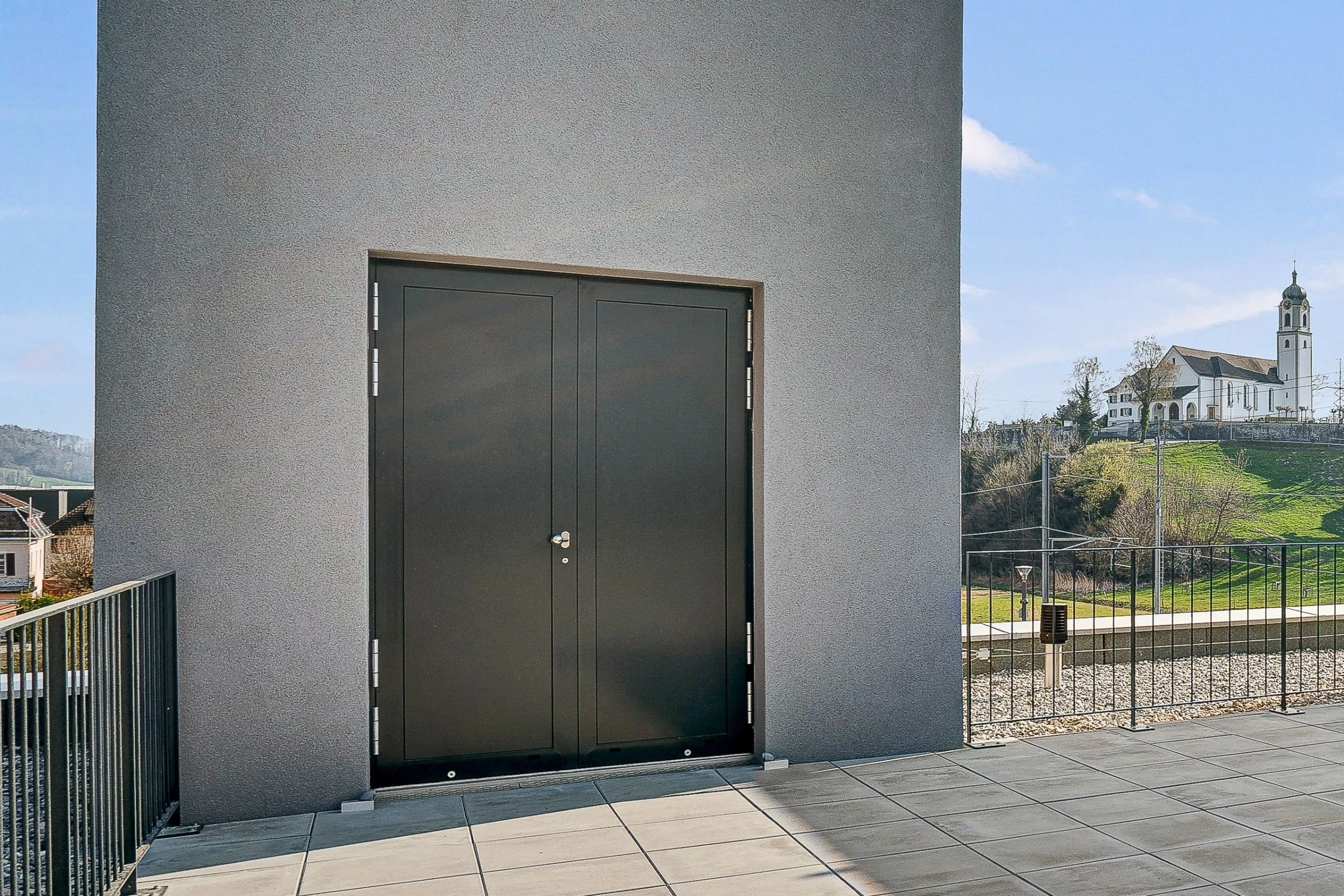 Flügeltüre aus isolierten Aluminiumprofilen der Marke Schüco in Anthrazit