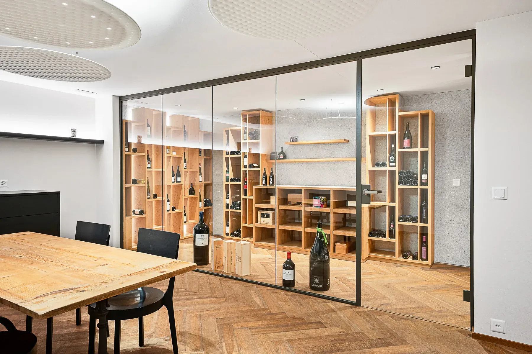 Ganzglas-Weinkellerverglasung mit ESG-Glas und Holzregalen — Maienfeld