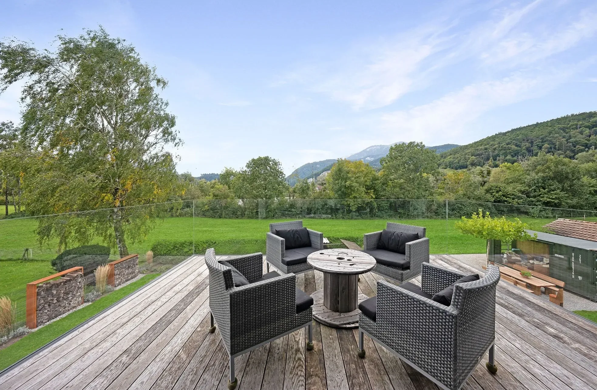 Ganzglasgeländer am Rander der Terrasse mit Fernblick in ein Riet