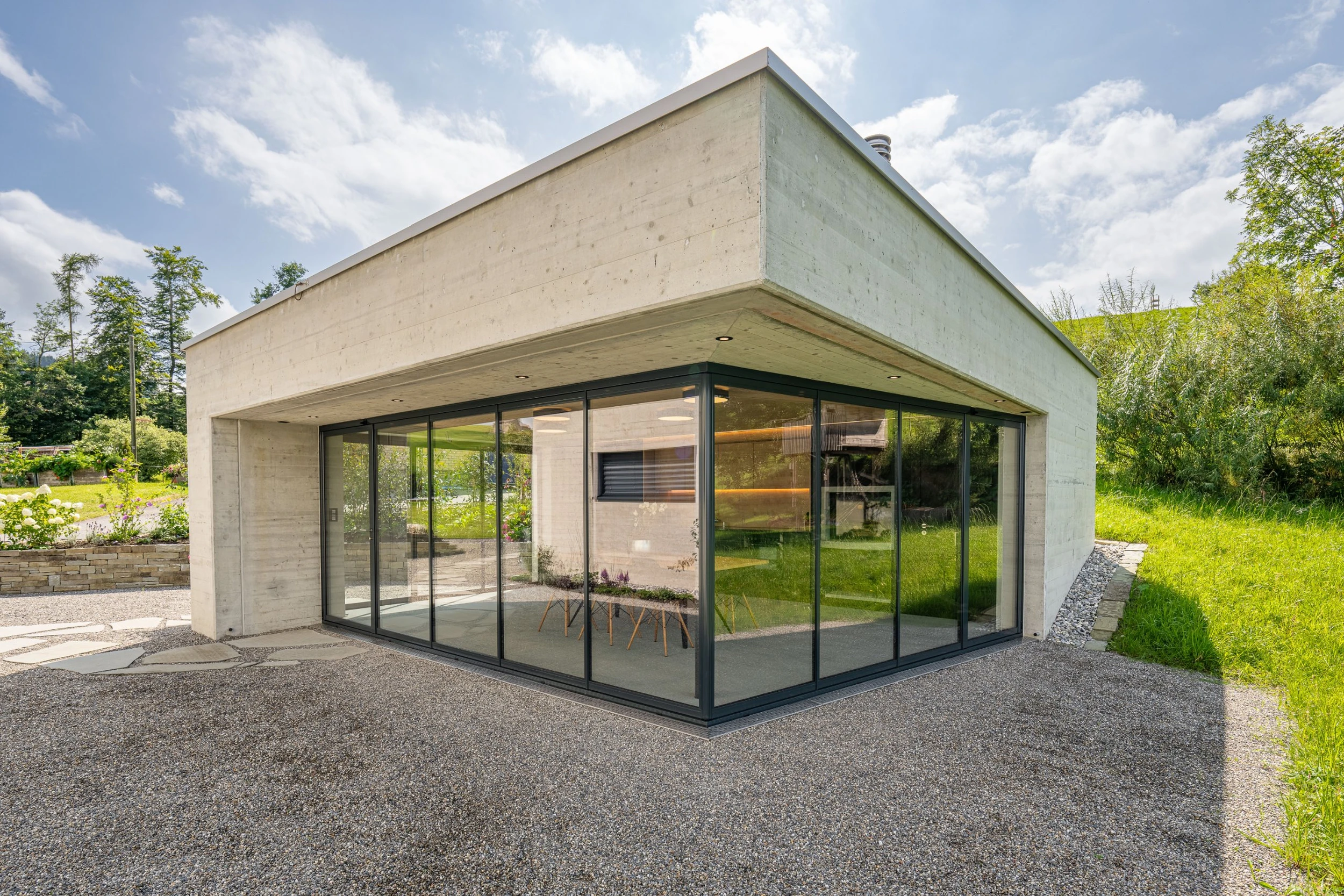 Gartenhaus verglast mit einem Betondach