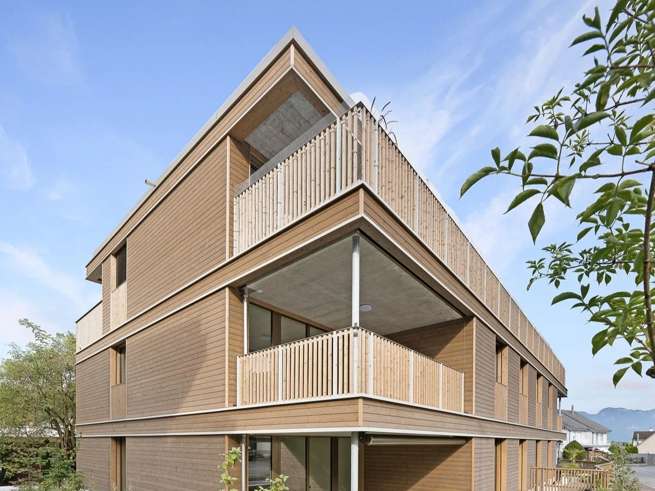 Geländer aus einer Metallkonstruktion kombiniert mit Holz