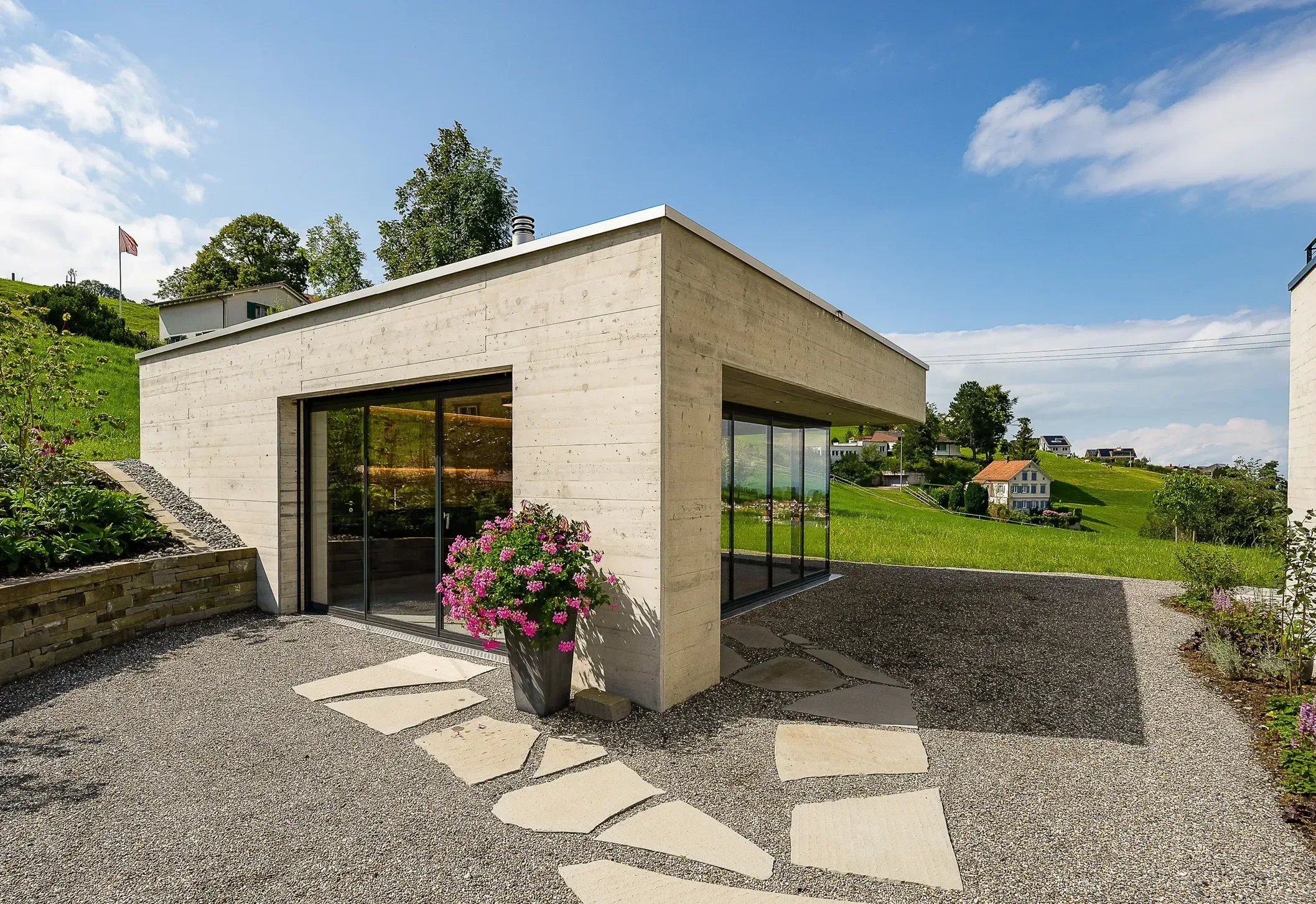 Gesamtansicht-Gartenpavillon-mit-schiebe-dreh-system-verglasung