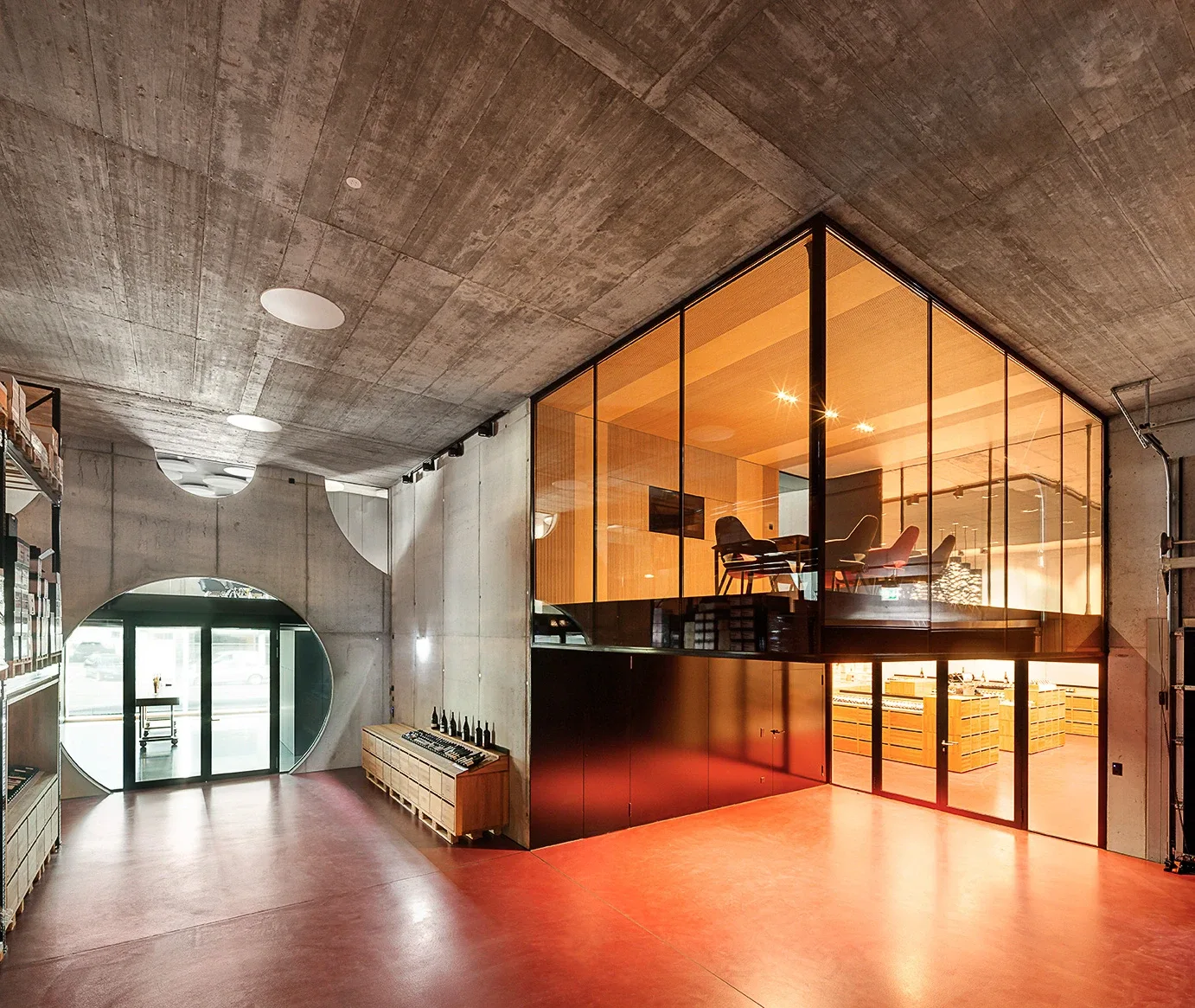 Gesamtansicht schwebendes Sitzungszimmer ueber dem Weinlager mit Ganzglasverglasung