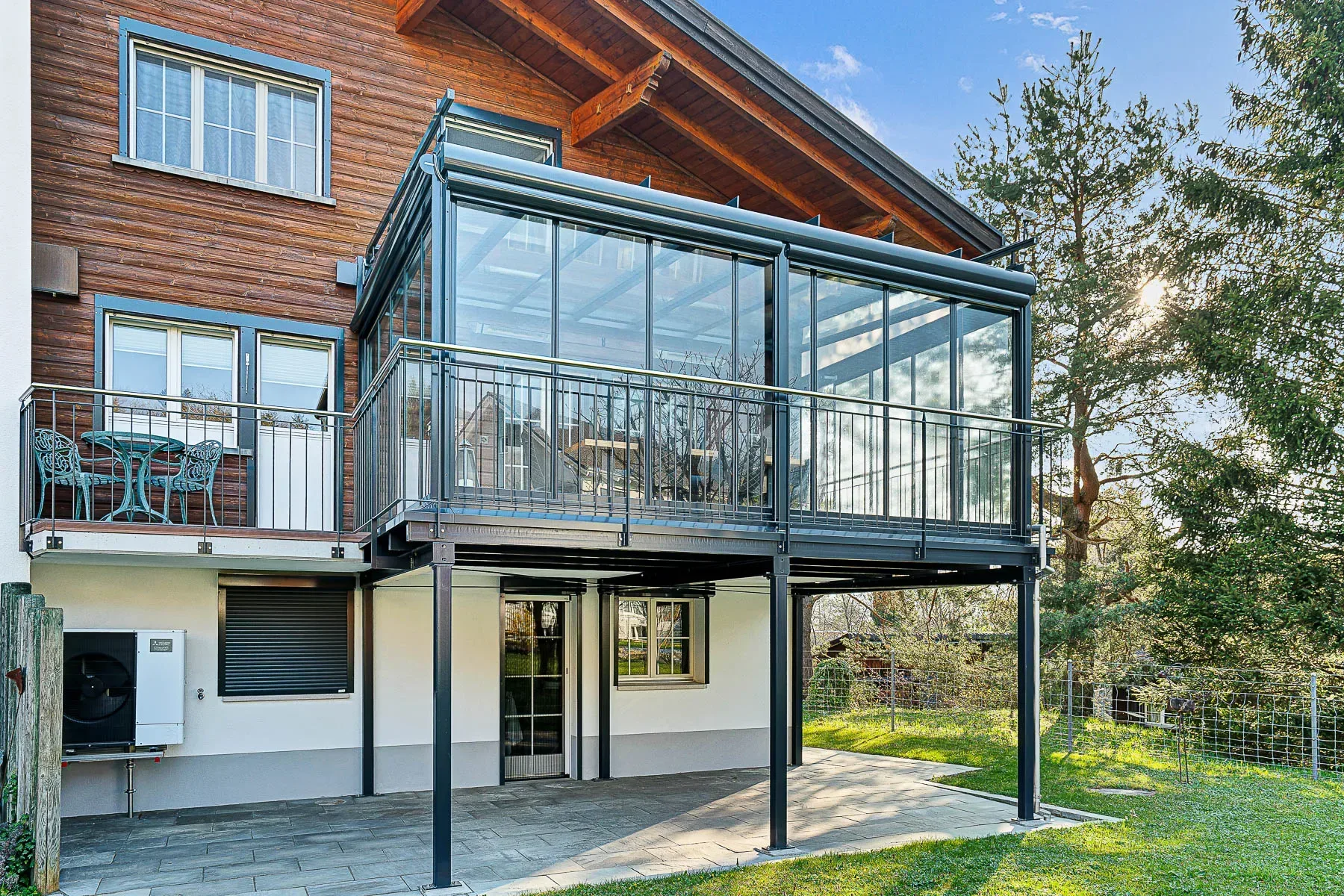 geschlossene Terrassenverglasung in schöner Morgenstimmung mit geschlossenen Glasschiebewand SL25R.
