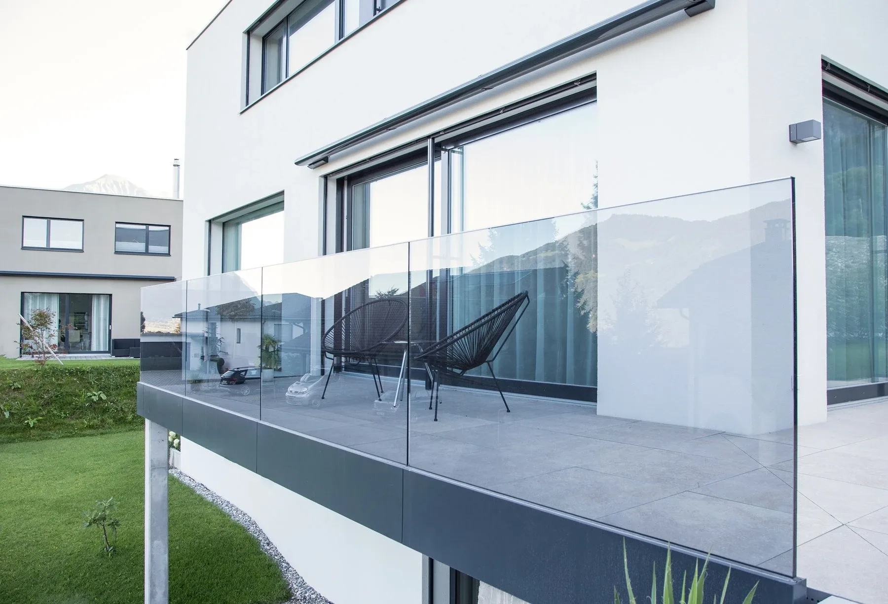 Glasgeländer als Absturzsicherung einer Terrasse