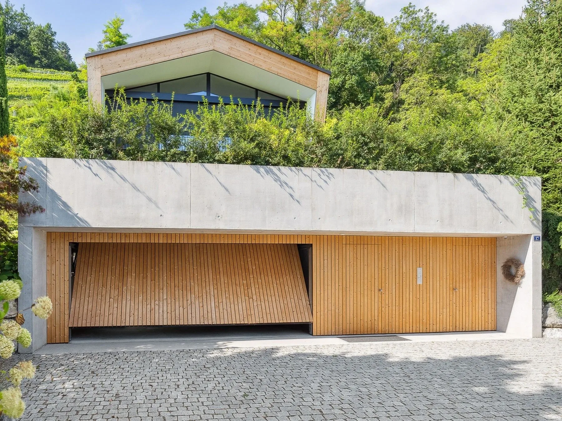 Holzbeplanktes Kipptor damit Tor und Eingangsfront wie aus einem Guss wirkt