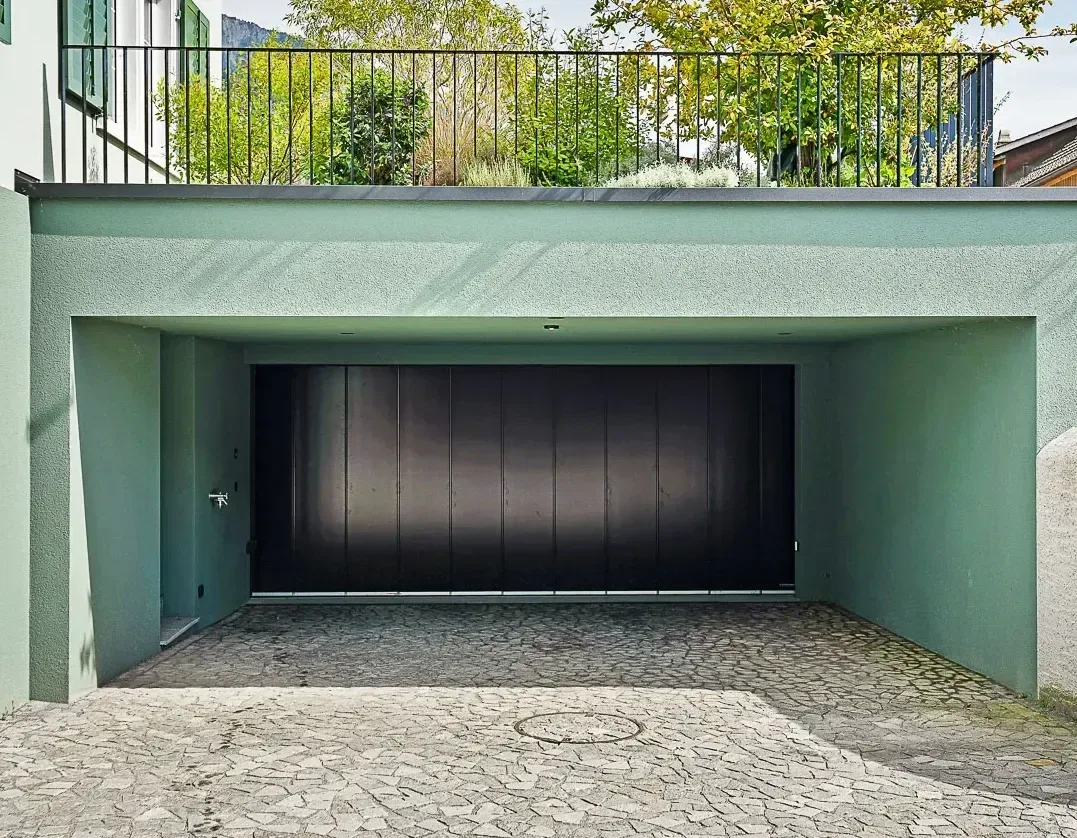 Hörmann Seiten-Sektionaltor in L-Sike Silkgrain — Garageneinfahrt Maienfeld