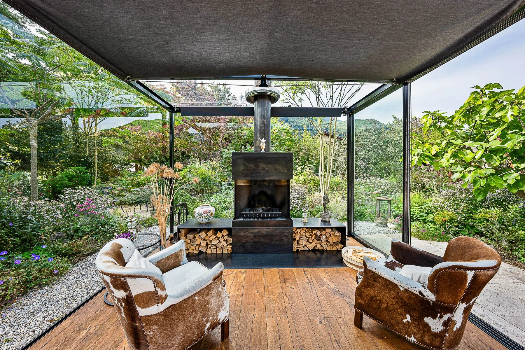 Outdoor Cigar Lounge hinter Buchsbaumhecke und Corten-Pflanztrog