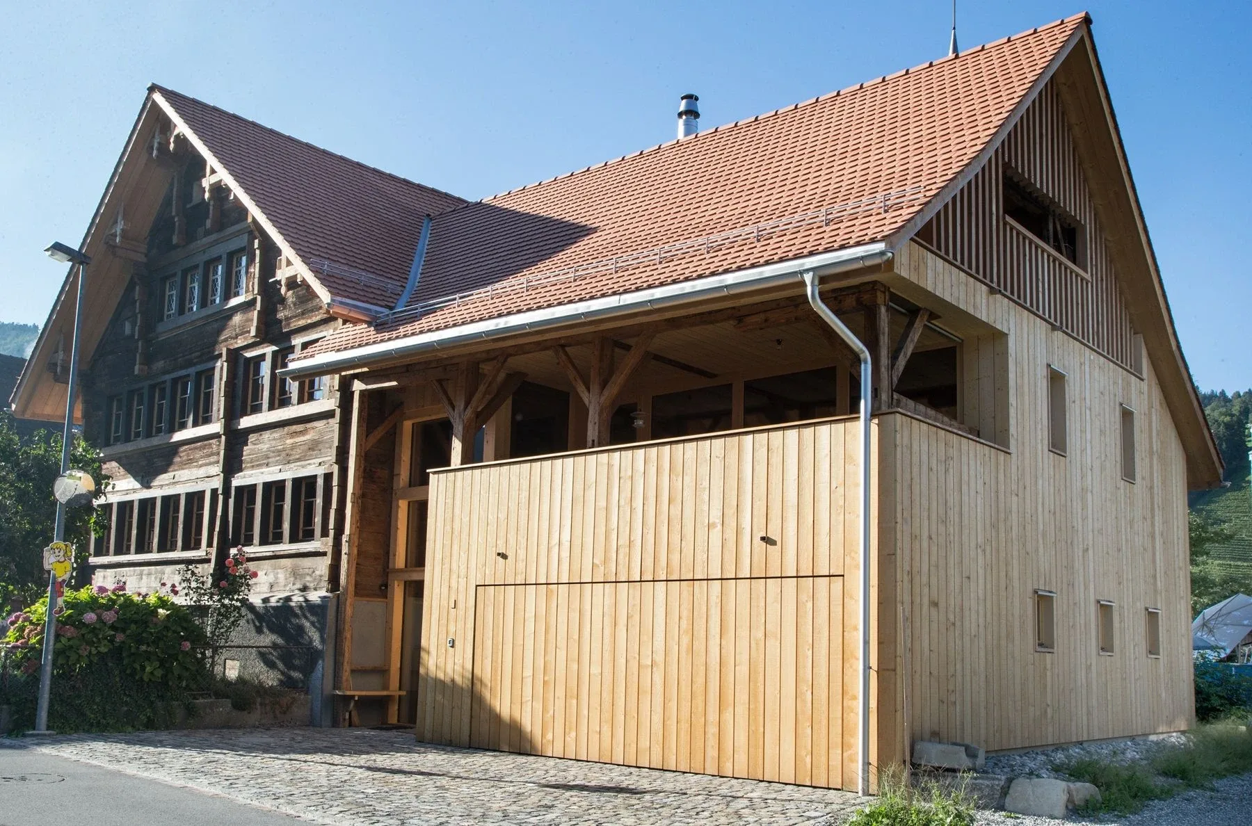 Kipptor mit Holz beplankt an einem alten Bauernhof unter Denkmalschutz