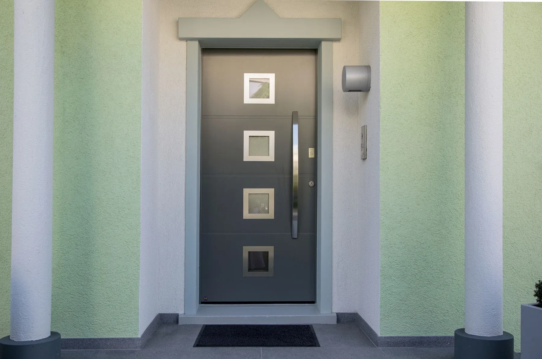 Klassische Haustüre aus Aluminium in Anthrazit, im Türblatt satinierte quadratische Fenster
