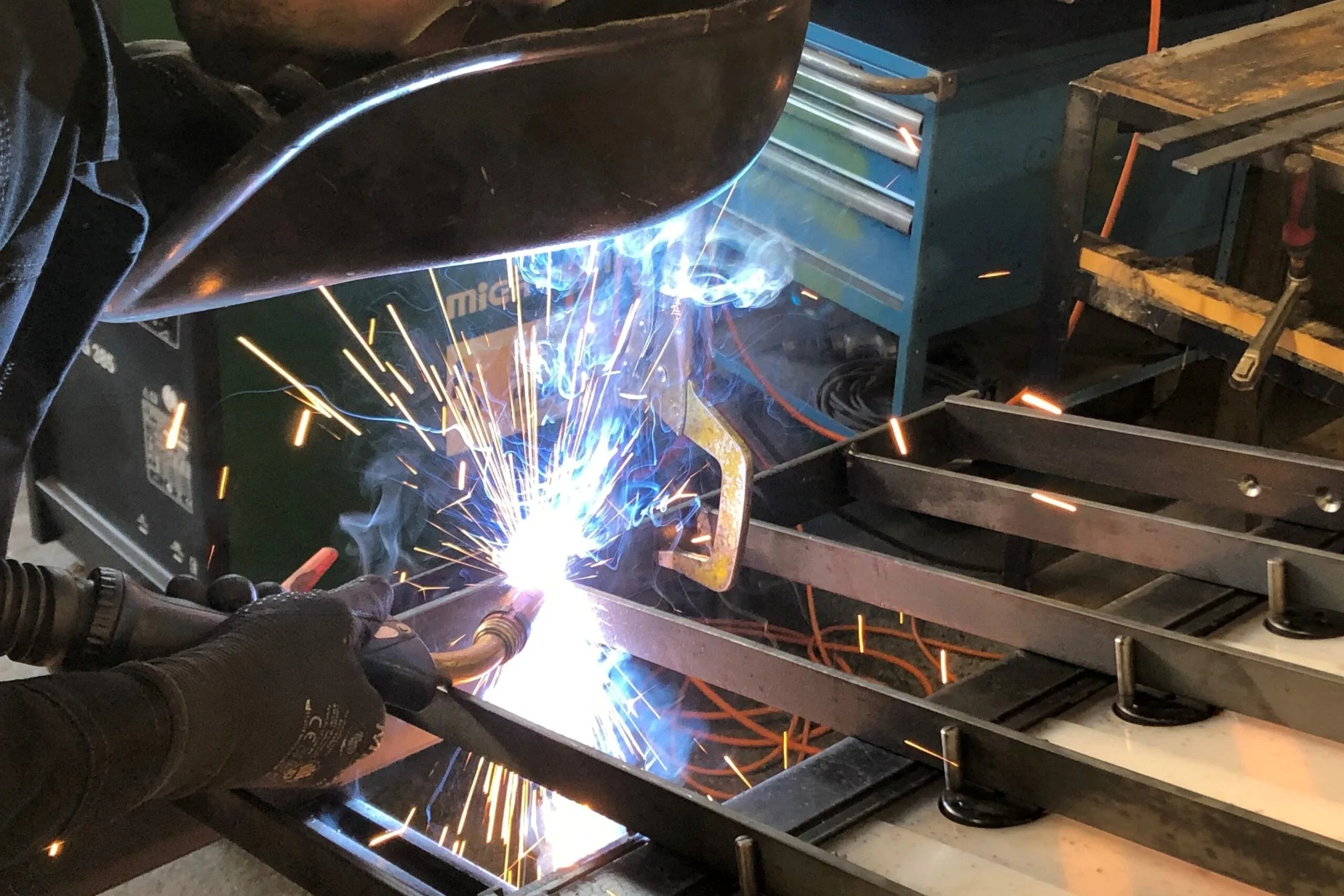 Metallbauer am Schweissen eines Staketengeländer