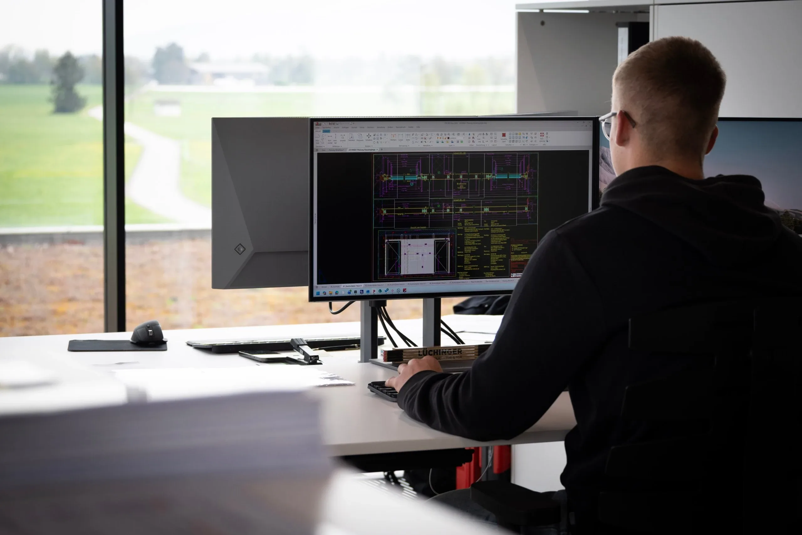 Lernender Metallbaukonstrukteur arbeitet im Zeichnungsprogramm