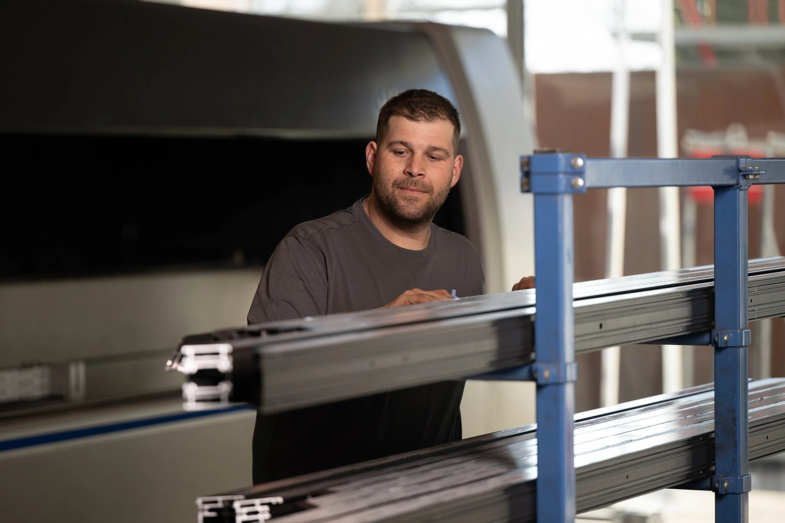 Mitarbeiter bei der Arbeit in der Aluhalle der Lüchinger Metallbau