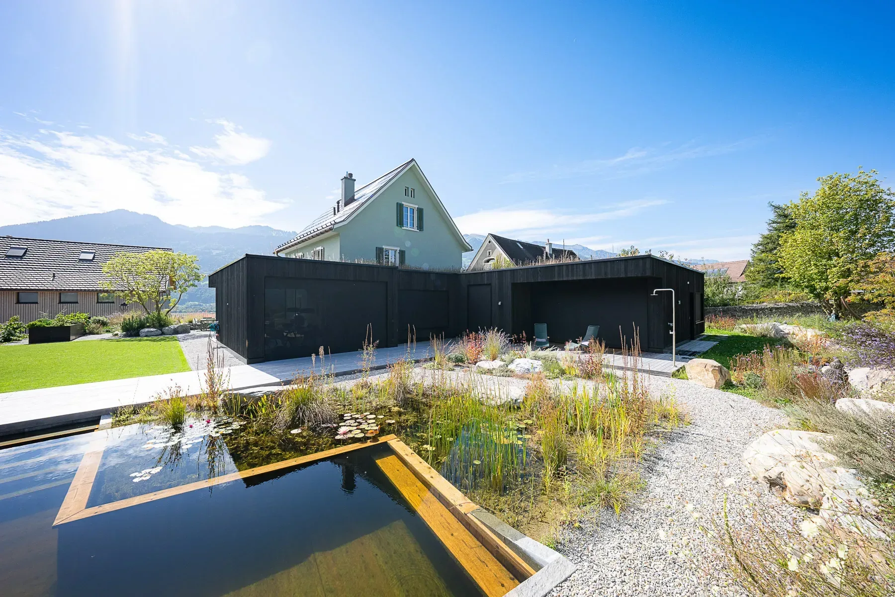 Naturteich mit Schwimmbereich vor Anbau mit Sky-Frame-Verglasung — Maienfeld