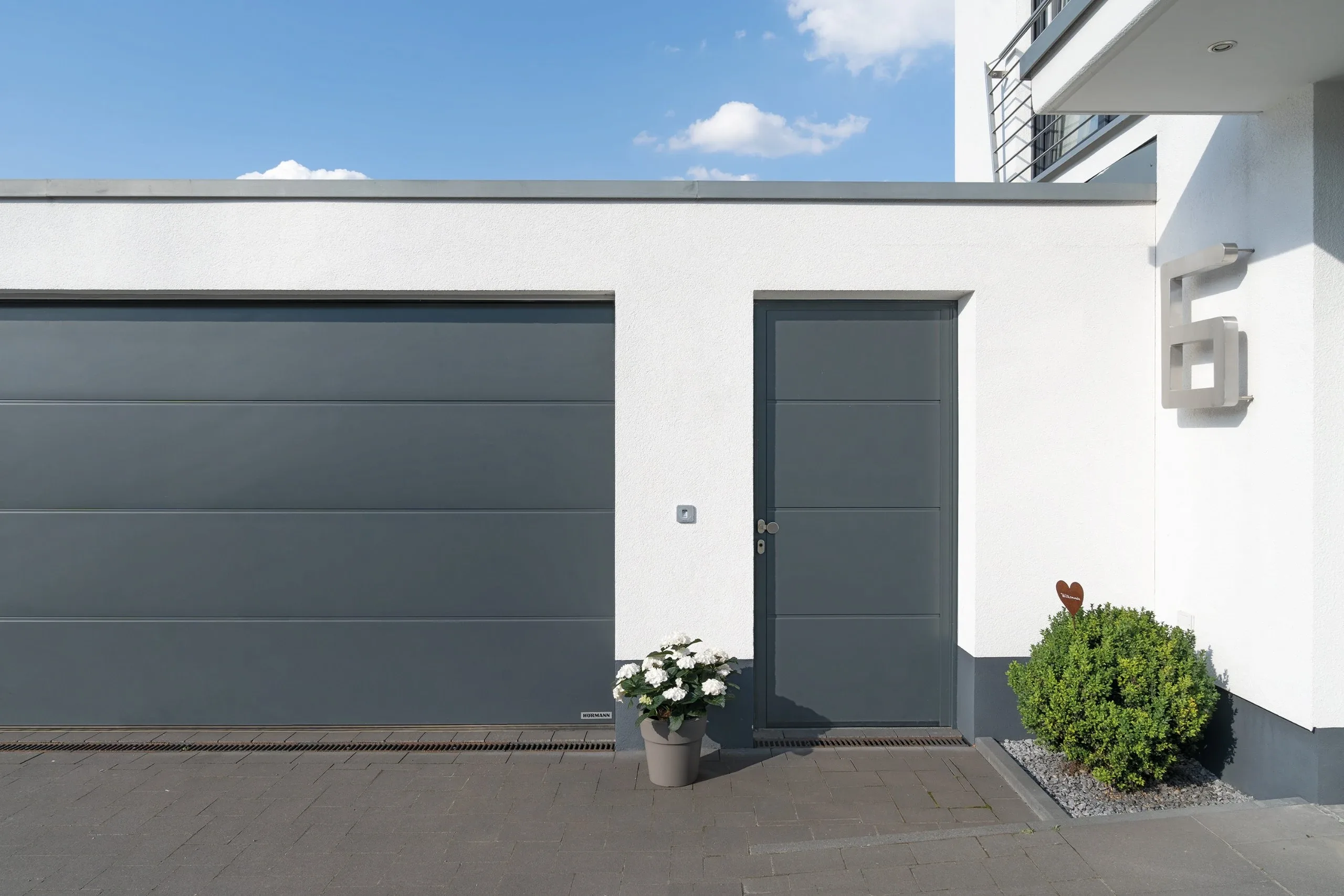 Nebentüre neben einem Sektionaltor in anthrazit