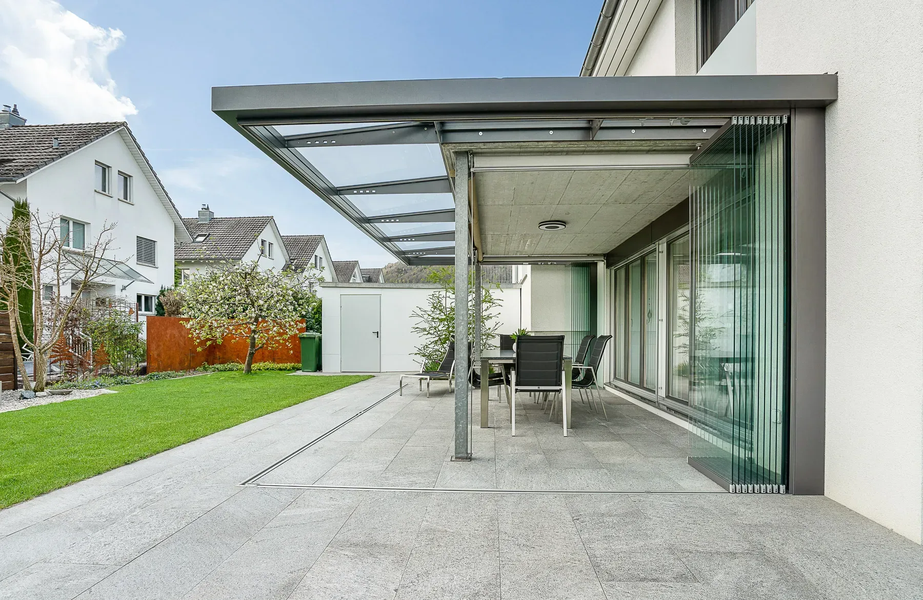 Offene Sitzplatzverglasung von Solarlux SL25, Schieb-Dreh-Gläser auf einer Seite parkiert, Nachher
