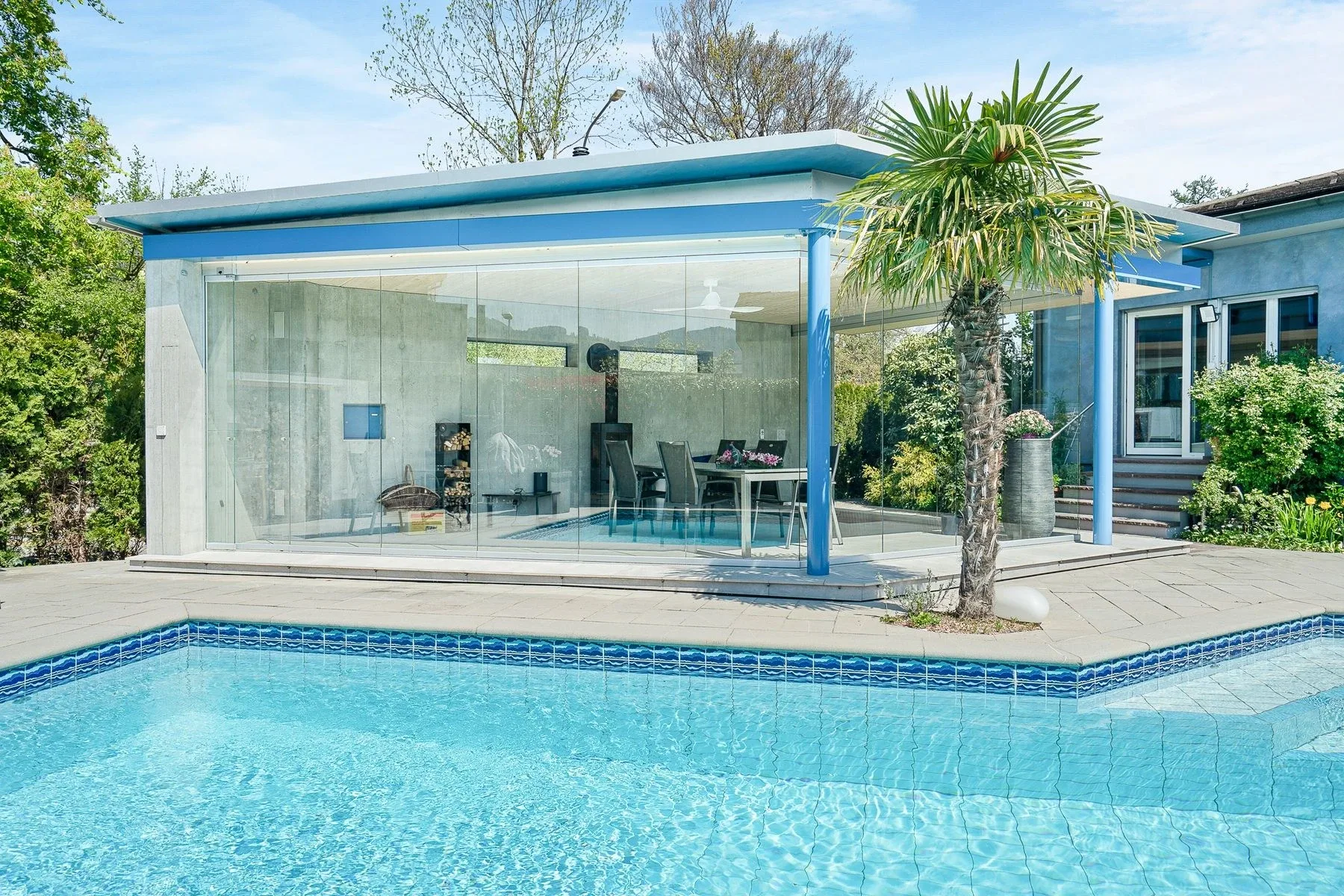 Poolhaus mit einer klassischen Schiebe-Drehsystem Verglasung
