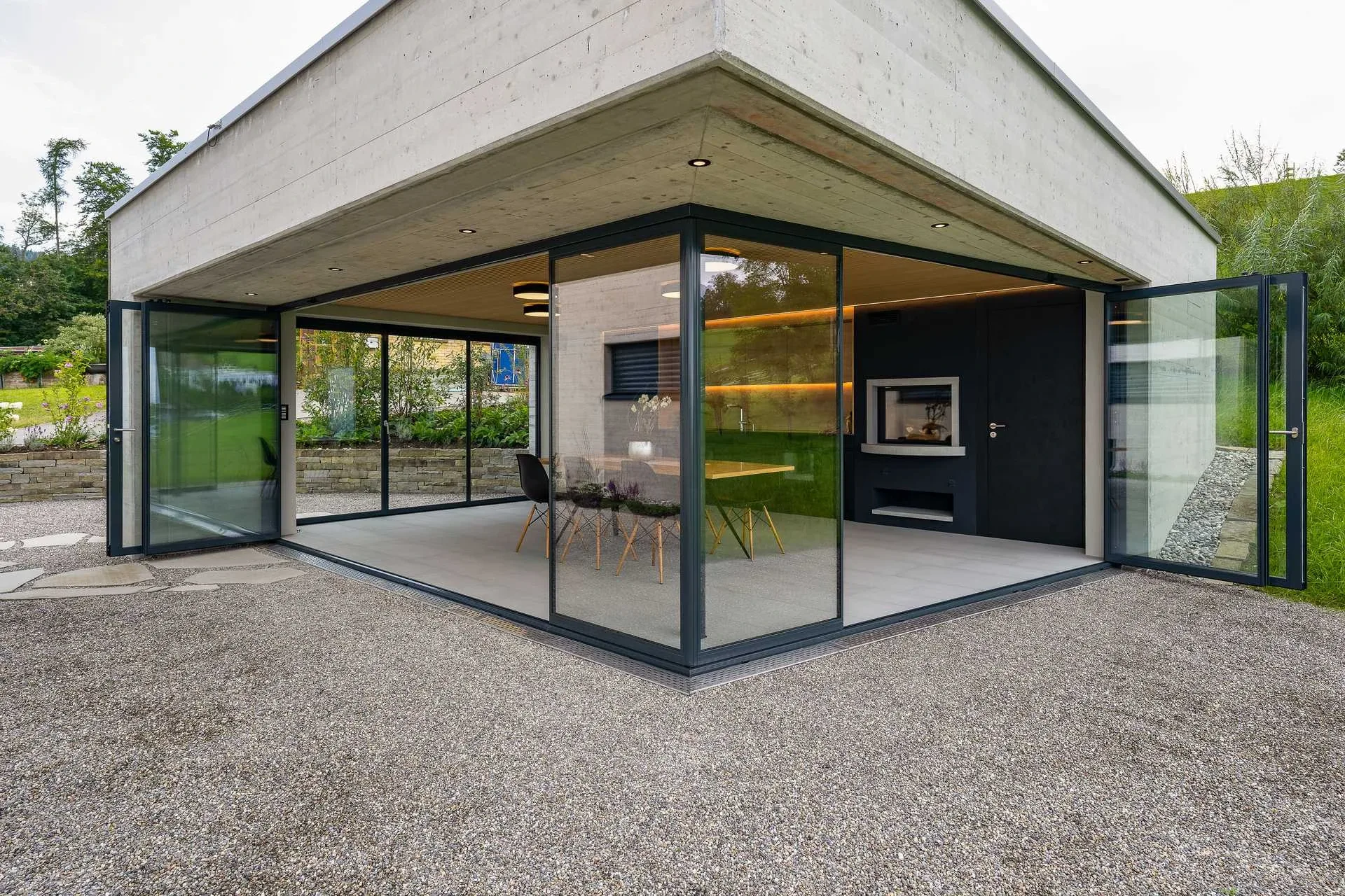 Pavillon Eckansicht mit geschlossener Verglasung und Esstisch innen sichtbar