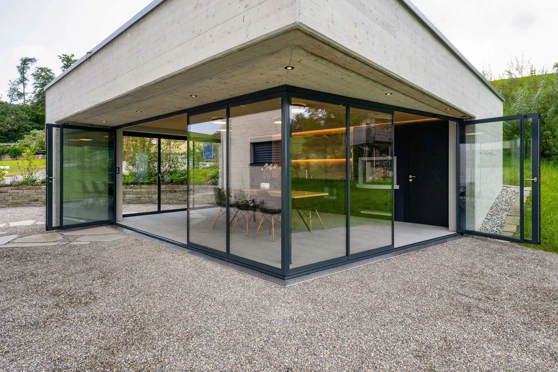 Pavillon schraeg mit Sichtbeton-Ueberdachung und geschlossener Verglasung
