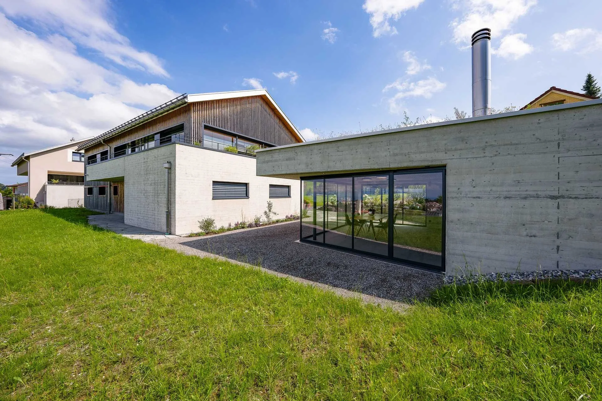 Gesamtansicht Pavillon und Haupthaus nebeneinander mit Wiese